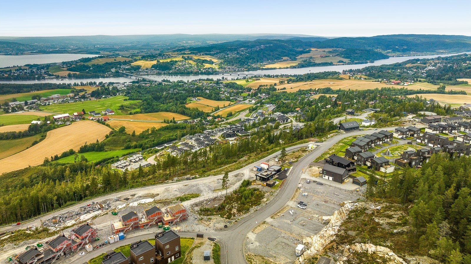 Fetsund har vakker natur, utallige skiløyper og fine bademuligheter ved blant annet Hvalstjern, Heiavann og Gansvika. Galleribilde