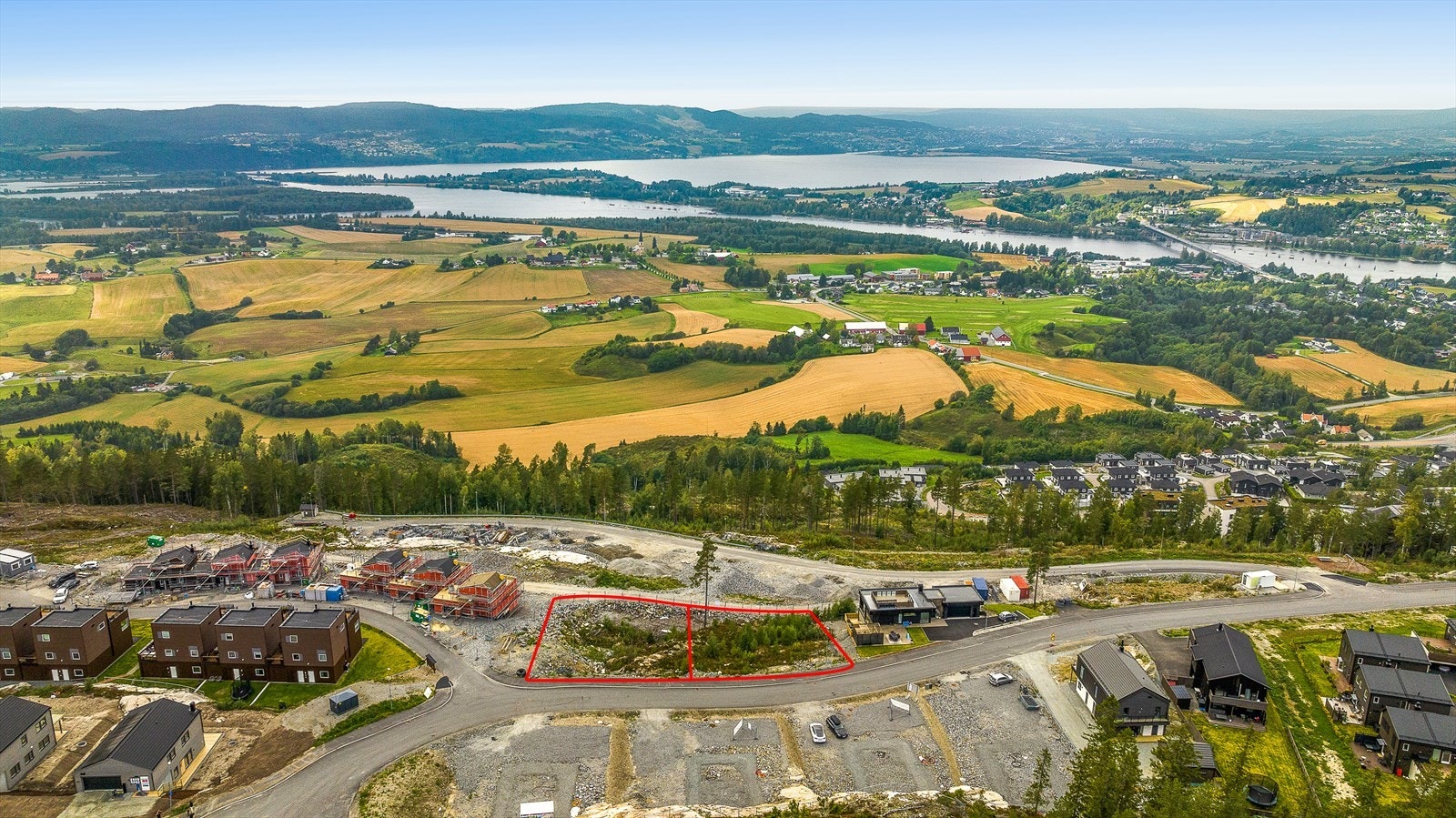 Nordvik Eiendom v/Håvard Bjerke presenterer Løykjelia 185. Tomten er høyre del av område markert i rødt. Galleribilde