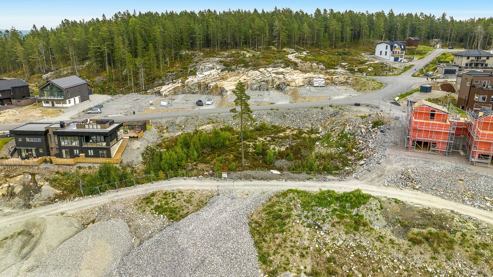 Området byr på nærhet til både skoler og barnehager, og de nærmeste er Ramstadskogen barnehage, Riddersand skole og Østersund ungdomsskole. Galleribilde