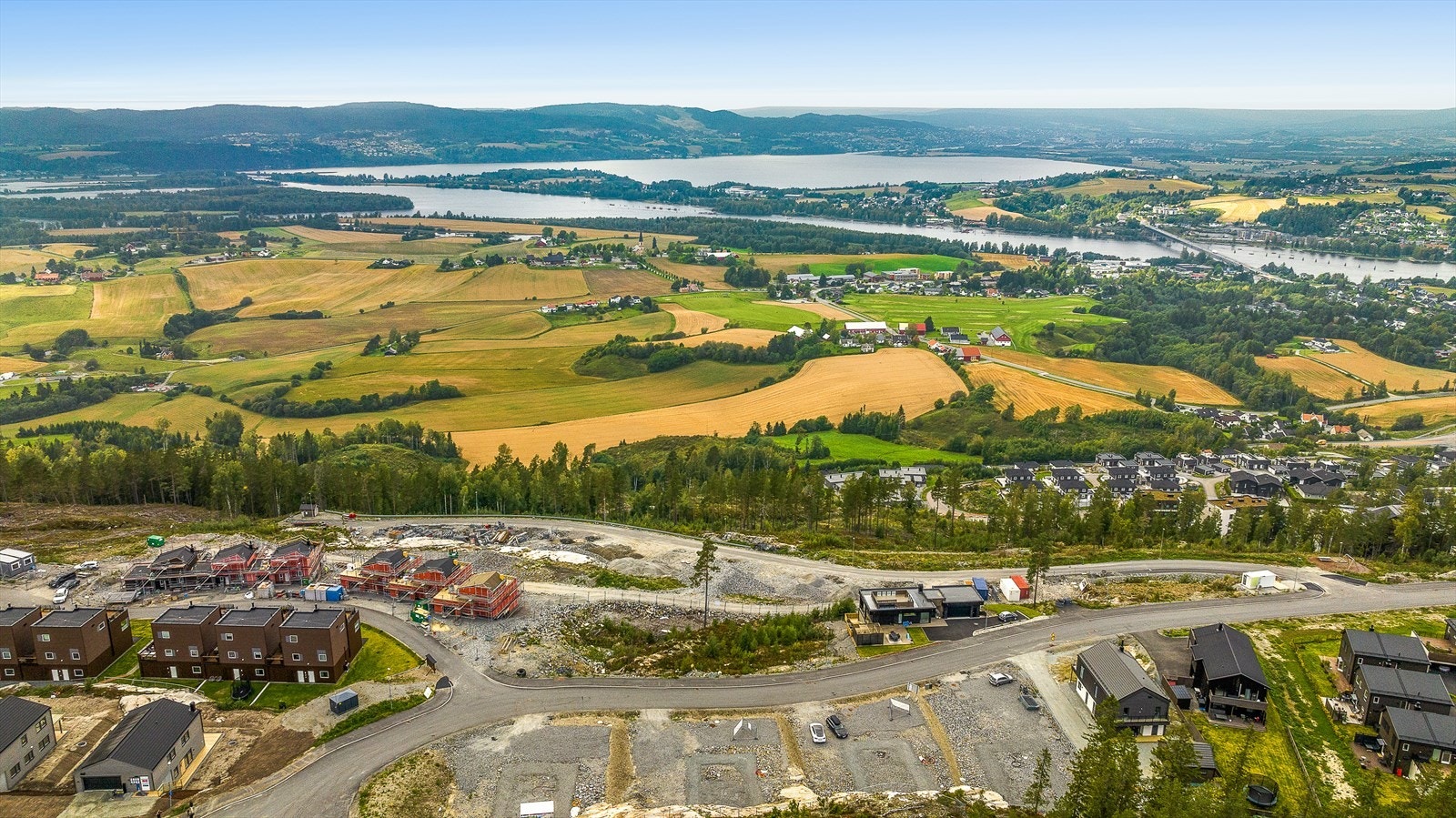 Eiendommen ligger meget bra til på Løkenåsen i Fetsund - Her har du nydelig utsikt og optimale solforhold. Galleribilde