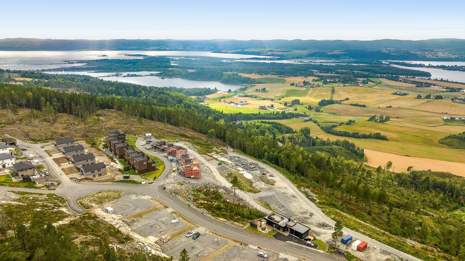 Tomten har et areal på 703,1 kvm og klar for omgående overdragelse. Galleribilde