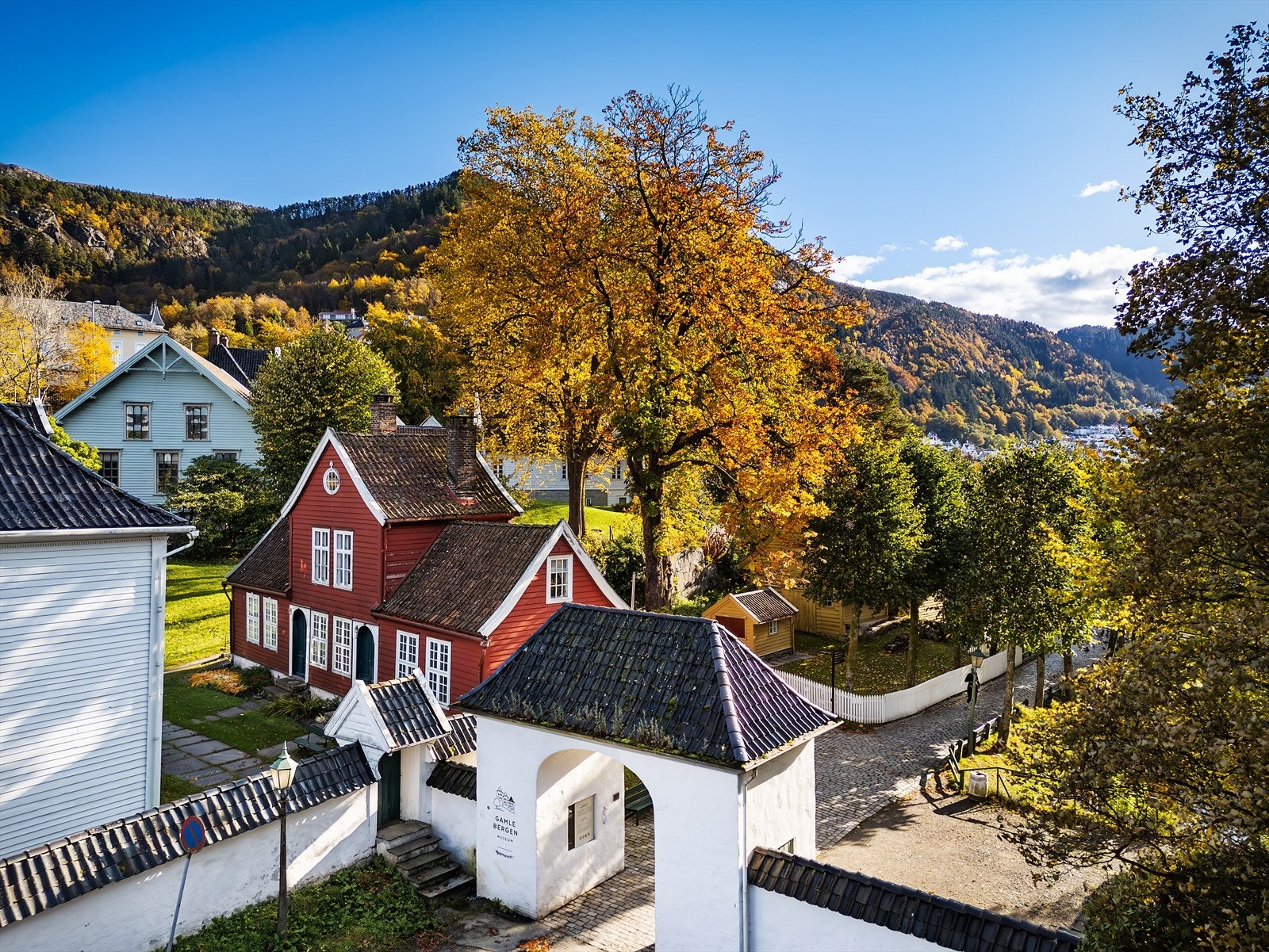 - Kort vei til Gamle Bergen, en sjarmerende oase med historiske trehus, trange smau og grønne lunger - Galleribilde