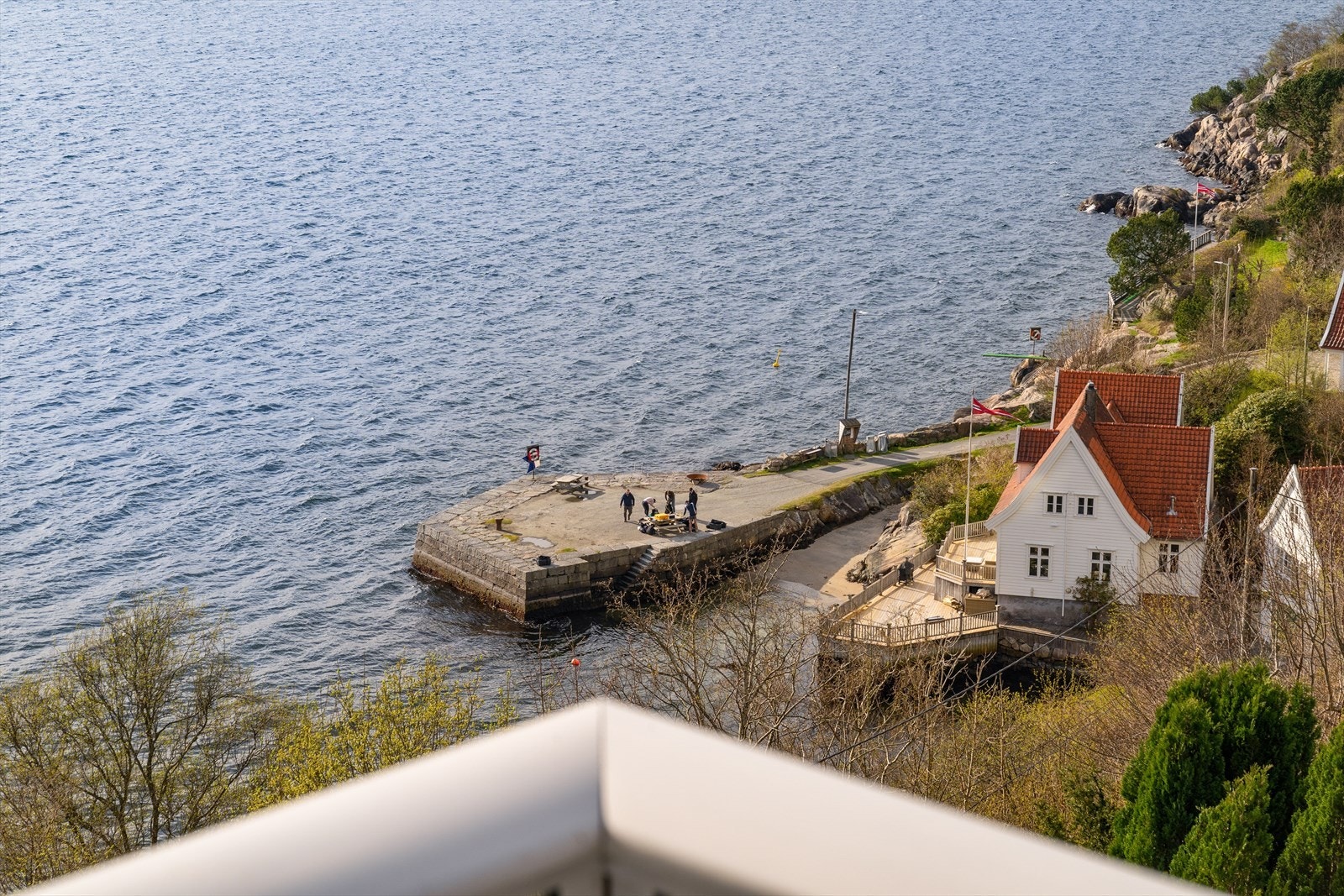 - Like nedenfor leiligheten ligger Biskopshavn, en vakker badeplass perfekt for varme dager - Galleribilde