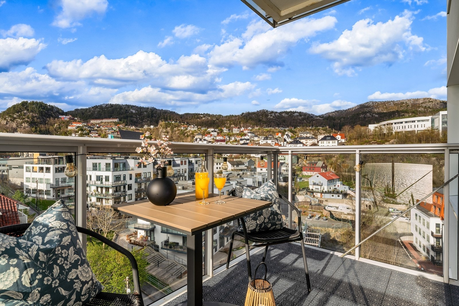 - Her kan du nyte vakker utsikt over både fjellene og det sjarmerende nabolaget - Galleribilde
