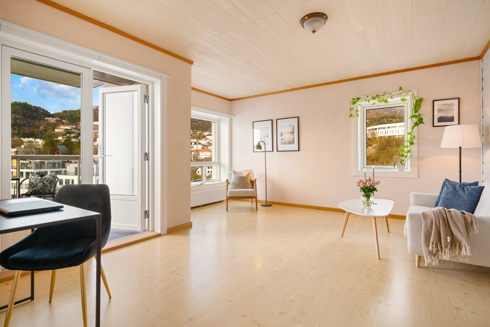 - En innbydende leilighet på 52 m² med solrik balkong og mye potensiale - Galleribilde