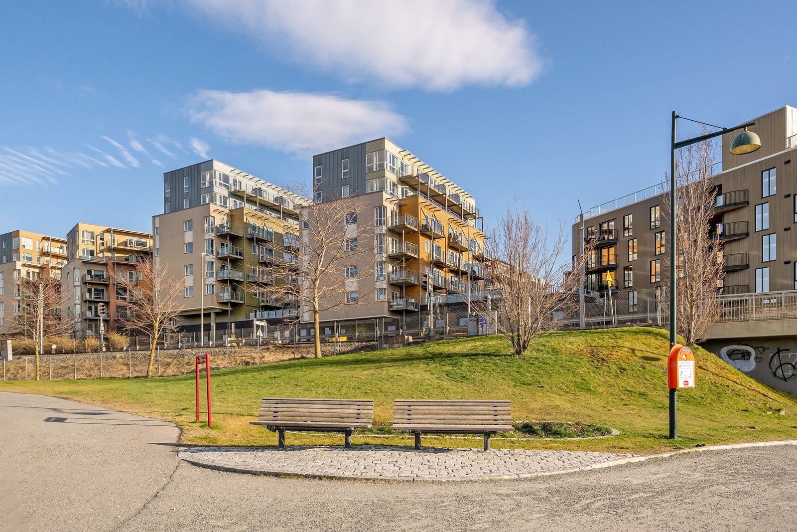 Kun 100 meter fra leiligheten finner man Portalen kjøpesenter. Her har man flere treningssentre, matvarebutikker, sportsforretninger med mer. Galleribilde