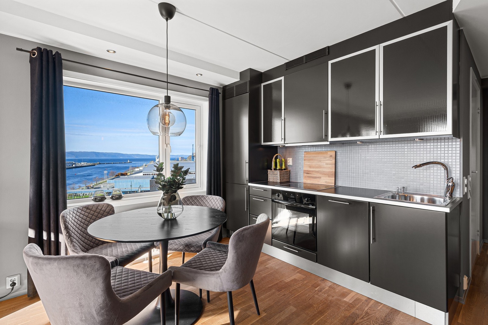 Kjøkkenet har et fantastisk lysinnslipp som gir en luftig og innbydende atmosfære. Galleribilde