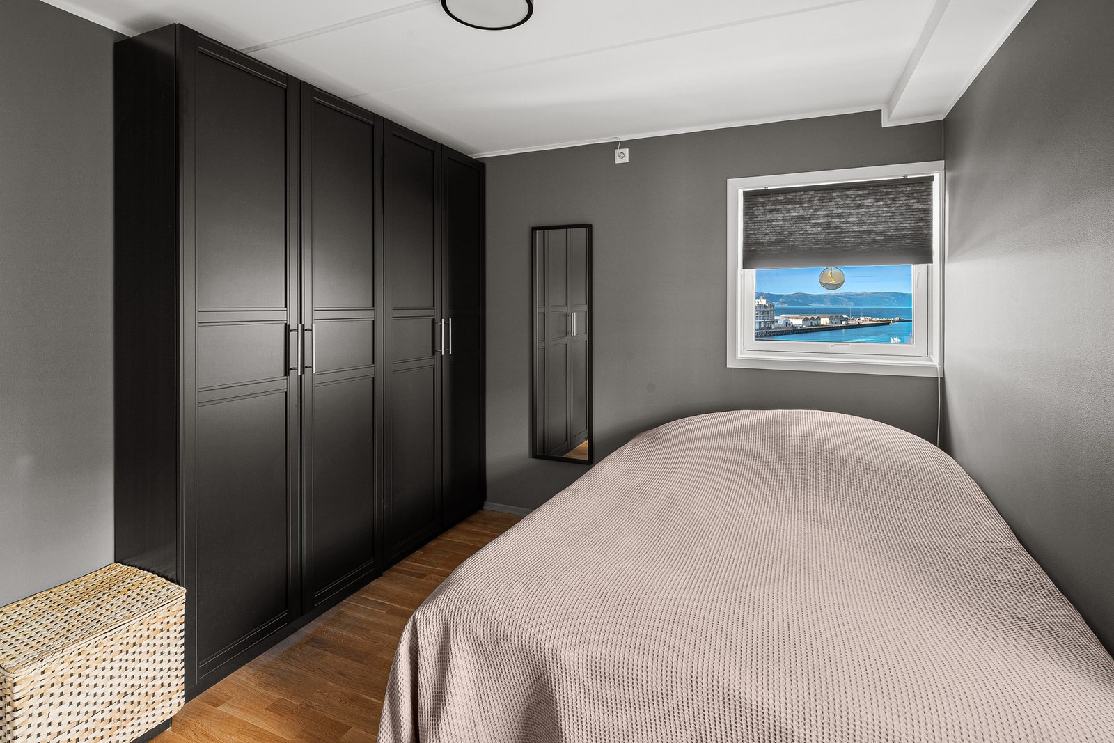 Soverommet har en flott og praktisk garderobeløsning, som både maksimerer oppbevaringsplassen og bidrar til et ryddig og stilrent uttrykk. Galleribilde