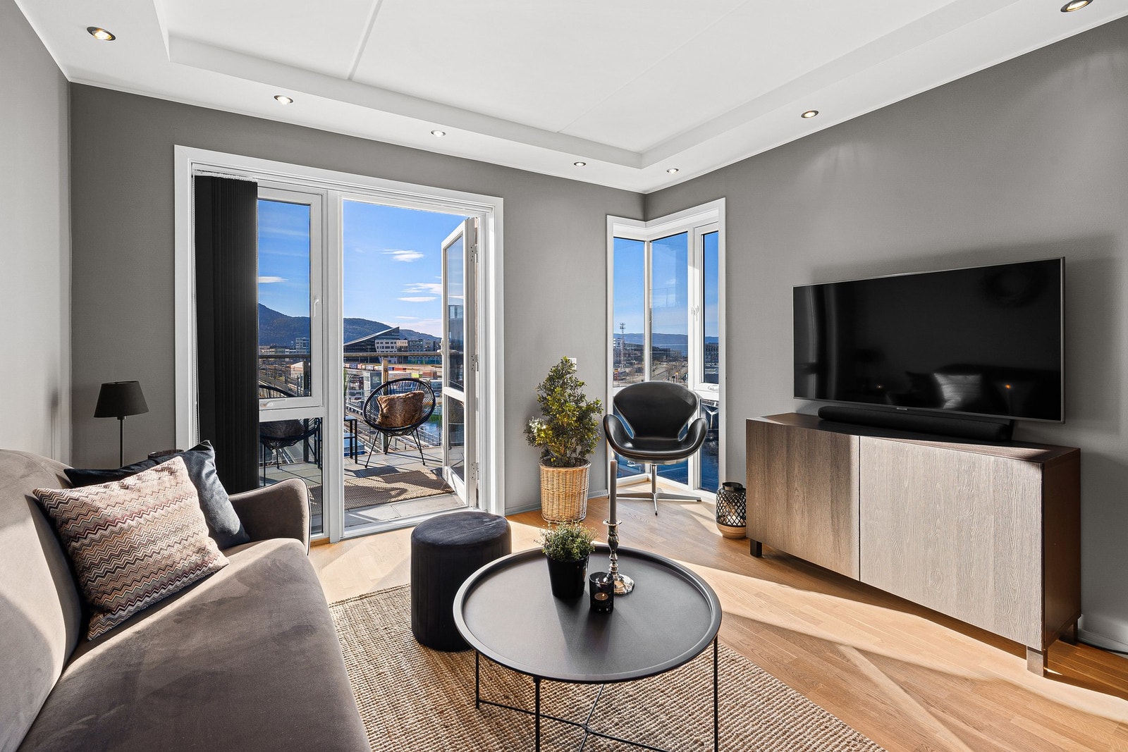 Denne stilrene og moderne hjørneleiligheten byr på en lys og luftig atmosfære, med en smart planløsning som gir både komfort og funksjonalitet. I tillegg har boligen en egen bi-leilighet - perfekt for utleie, gjester eller hjemmekontor. Galleribilde