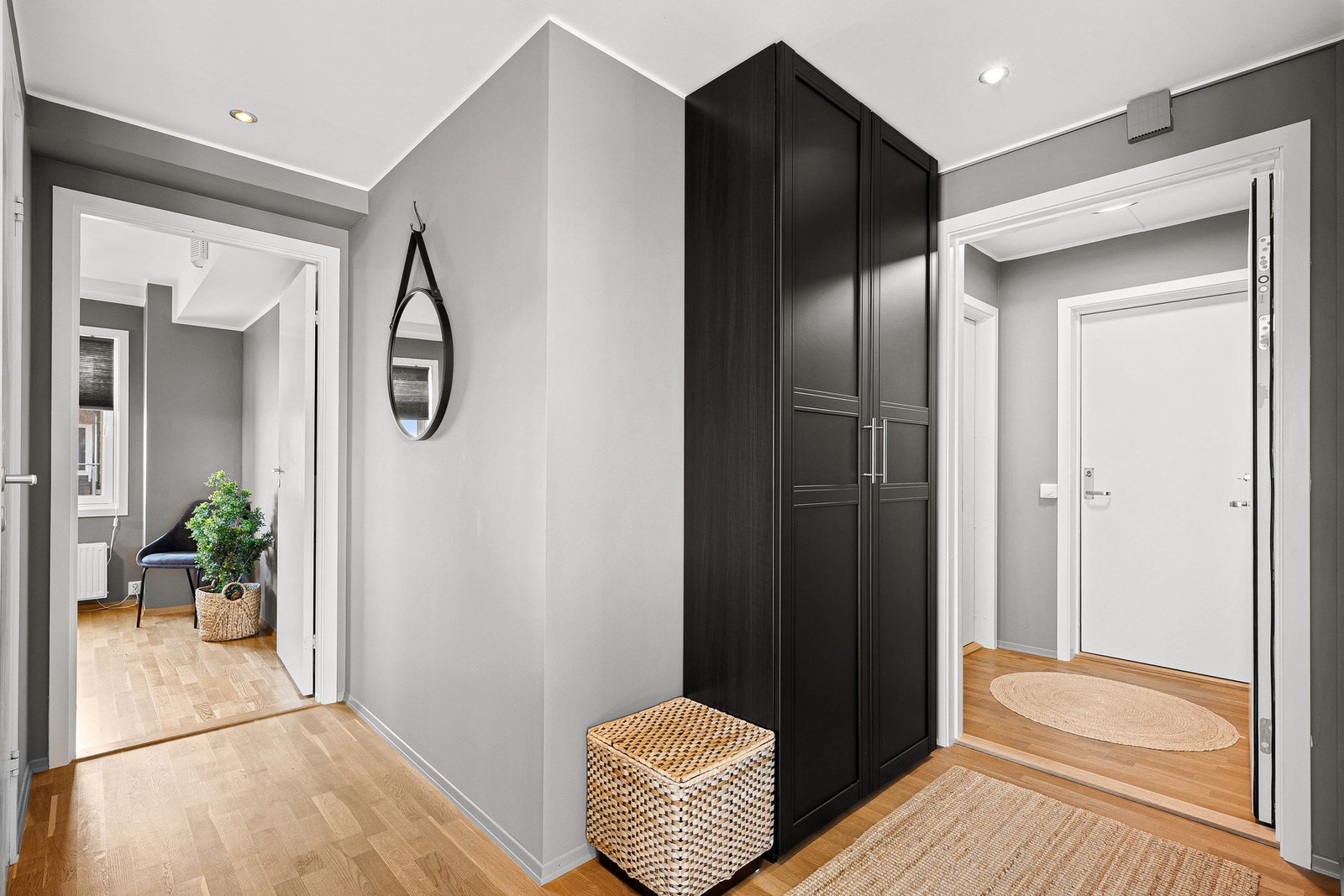 Det romslige inngangspartiet gir en naturlig overgang og kan enkelt adskilles fra den felles gangen til bi-leiligheten, noe som skaper fleksibilitet og privatliv. Galleribilde