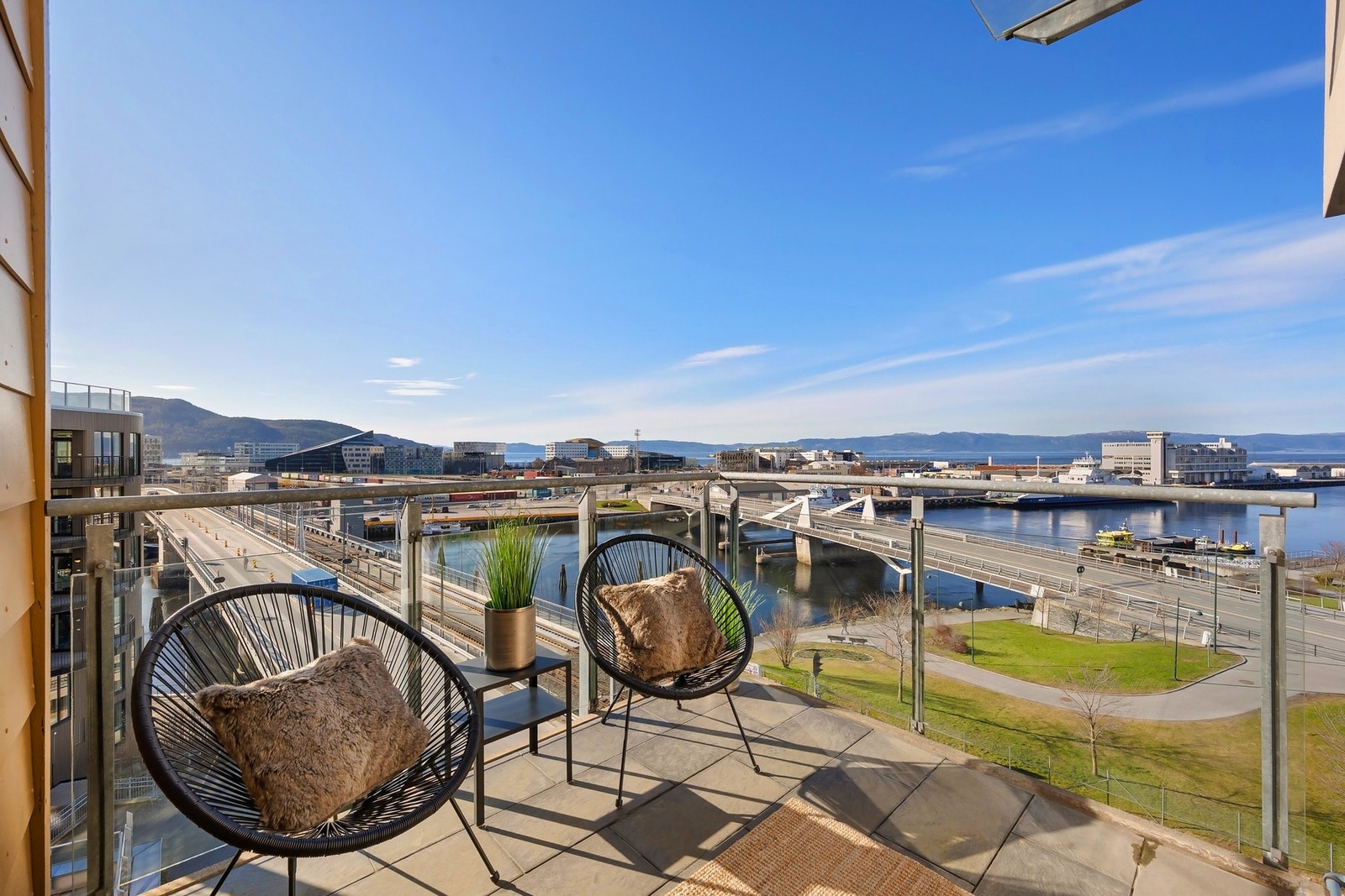 Balkongen har romslig plass til en stilfull utegruppe, perfekt for hyggelige sammenkomster eller avslappende stunder i solen. Galleribilde