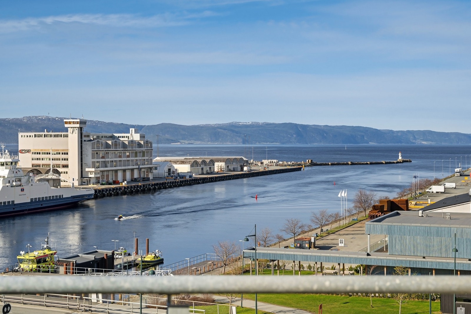 Med Nidelva og sjøen som nærmeste nabo får du en idyllisk beliggenhet med vakre omgivelser og fantastiske turmuligheter. Galleribilde