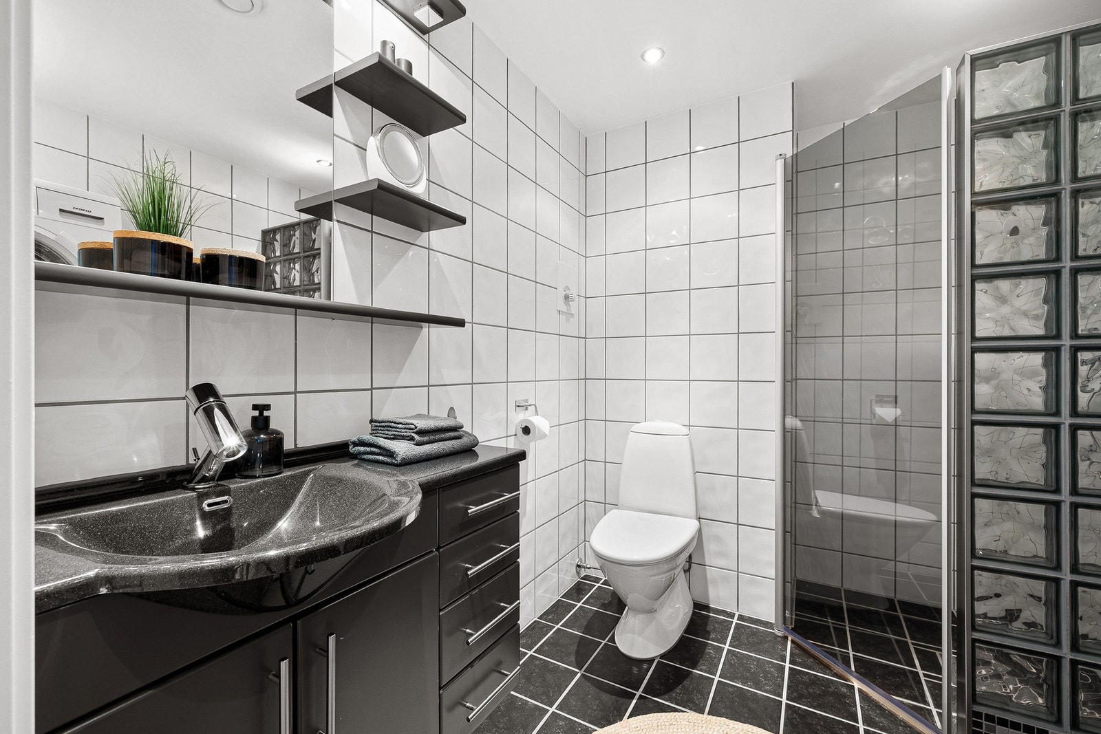 Romslig og flislagt bad i hoveddelen. Oppgradert med blant annet spotter i tak. Galleribilde