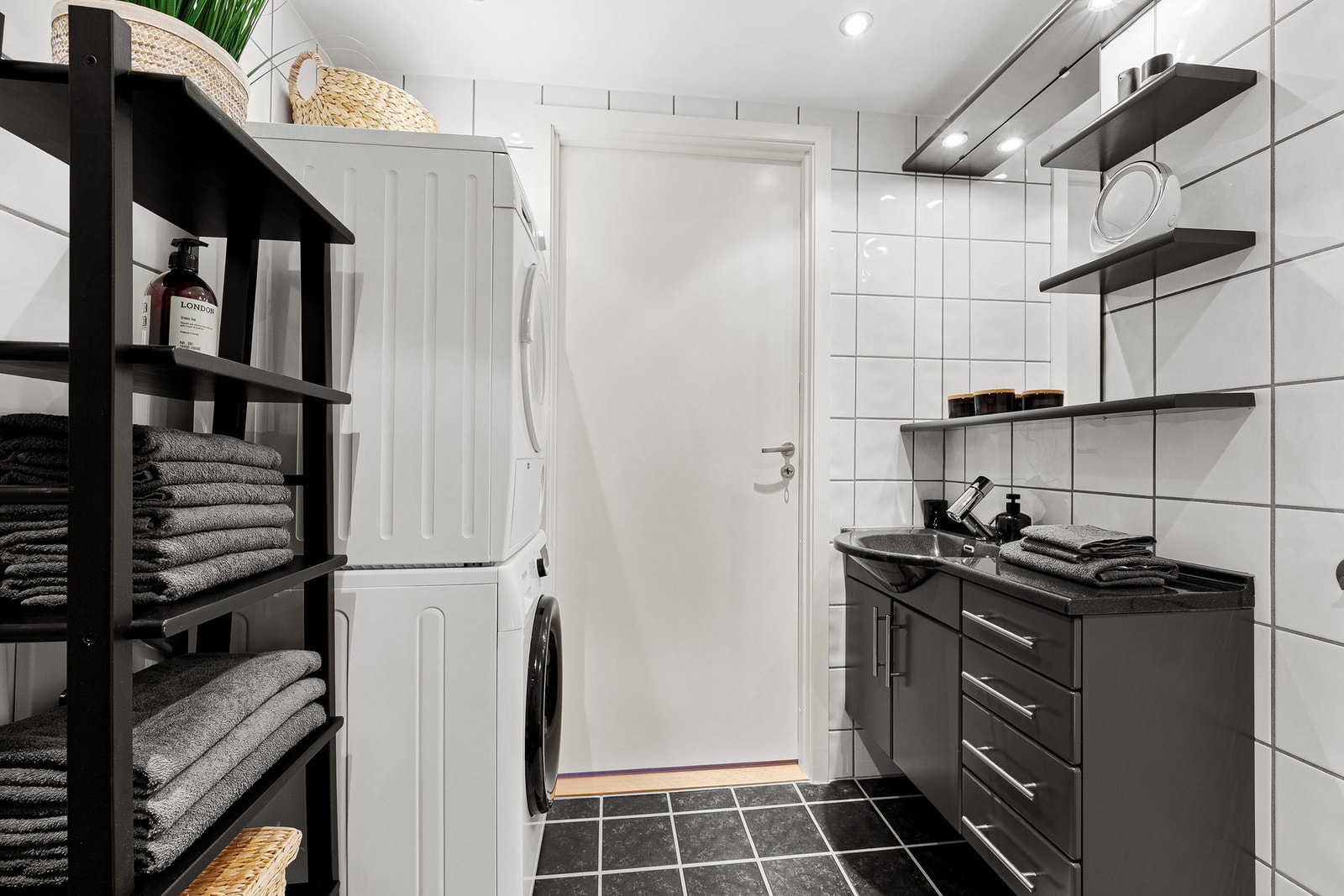 Badet har praktisk plass til både vaskemaskin og tørketrommel. Galleribilde