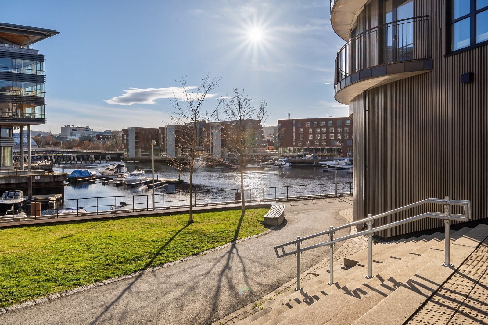 Det er upåklagelige kollektivtilbud bare noen minutters gange fra leiligheten. Galleribilde