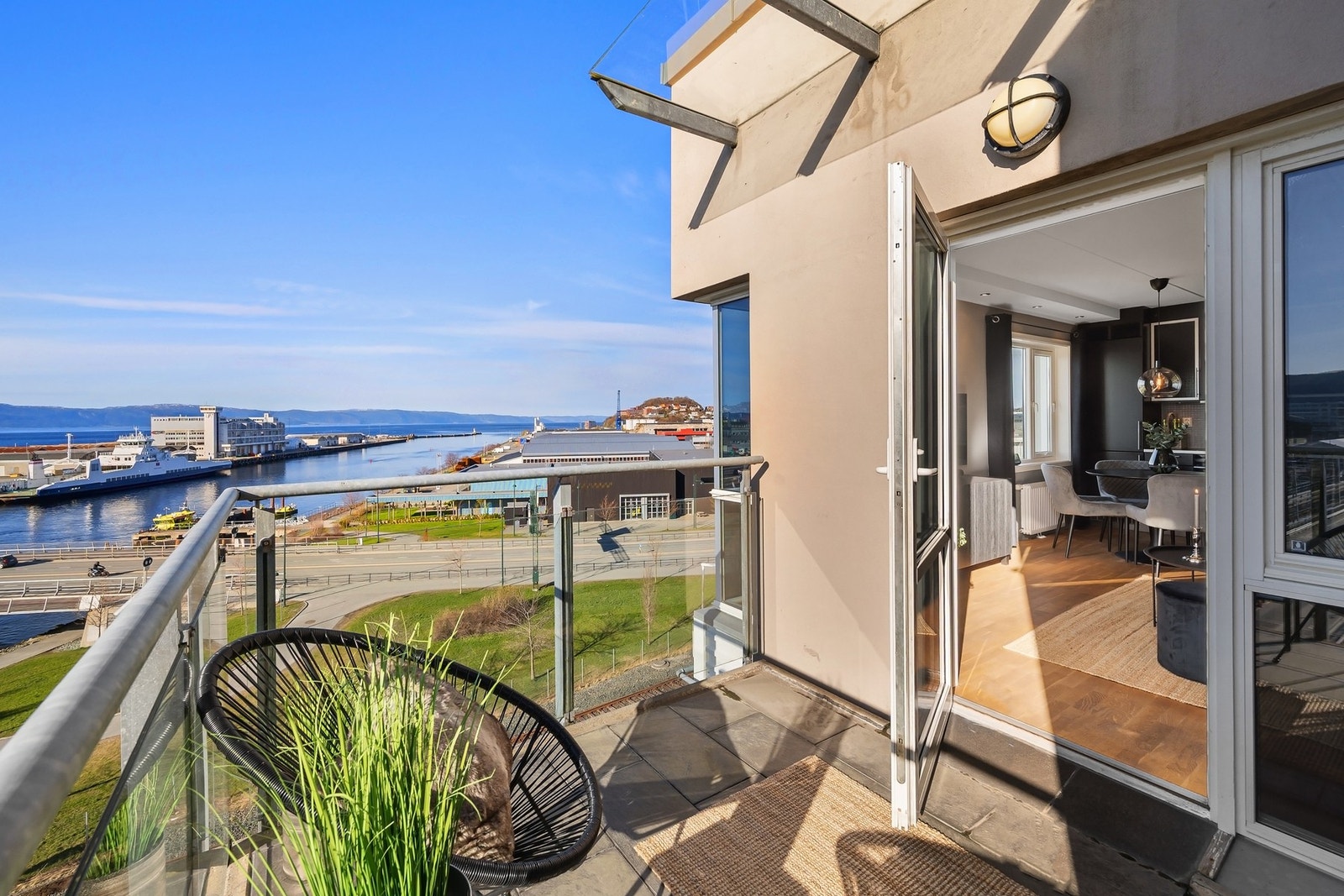 Beliggenheten i 6. etasje gir leiligheten en fantastisk utsikt og en balkong som virkelig nyter godt av solforholdene. Galleribilde