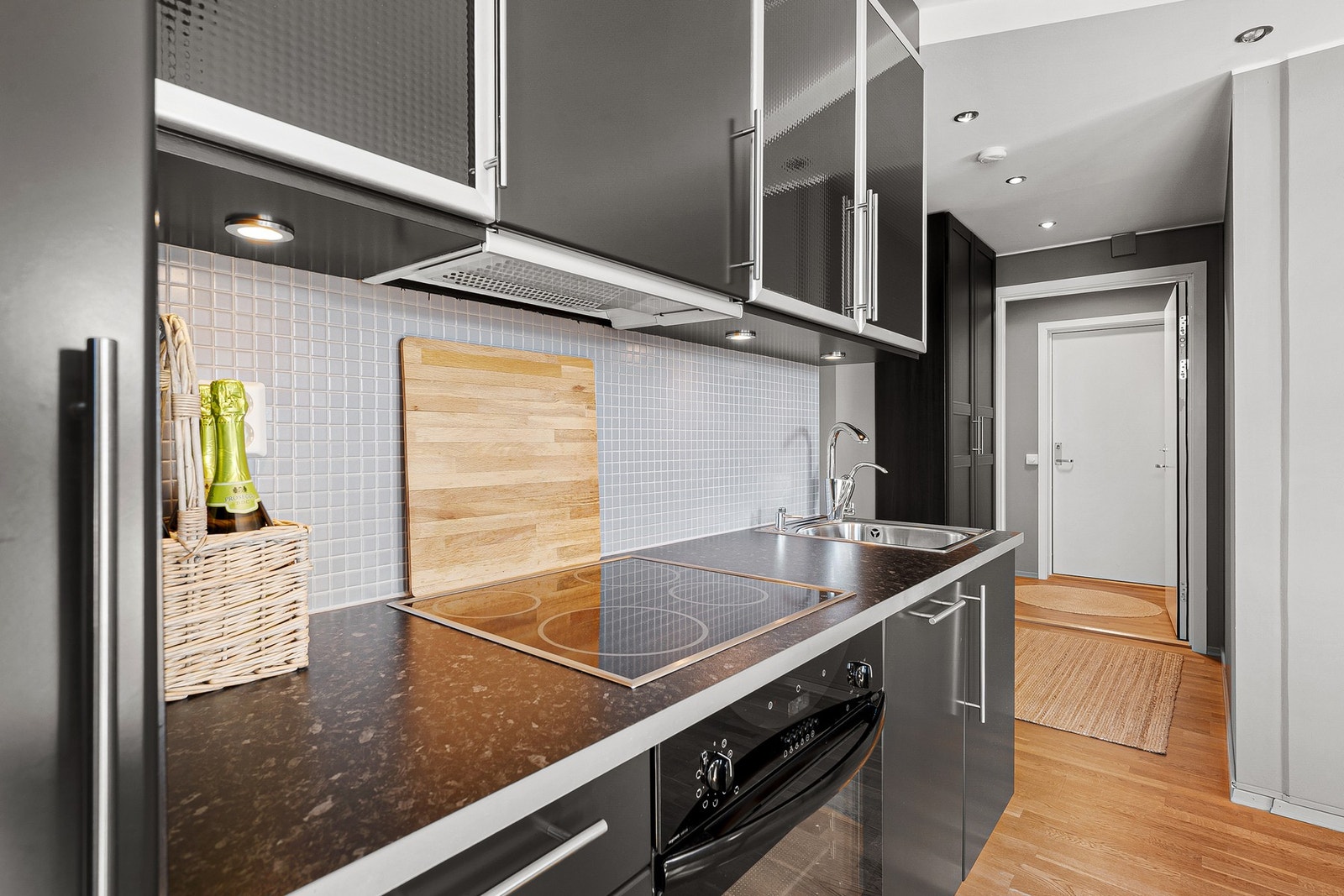 Et lekkert og velholdt kjøkken som kombinerer stil og funksjonalitet. Galleribilde