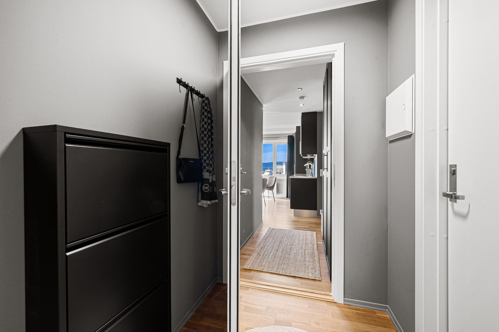 Gangen er praktisk oppdelt, slik at bi-leiligheten og hovedleiligheten enkelt kan holdes adskilt, noe som gir fleksibilitet og privatliv for begge enheter. Galleribilde