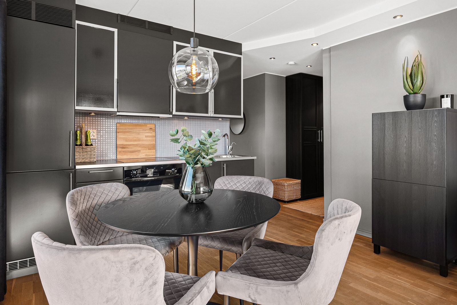 Det er godt med plass til en romslig spisesone, perfekt for hyggelige måltider og sosiale sammenkomster. Galleribilde