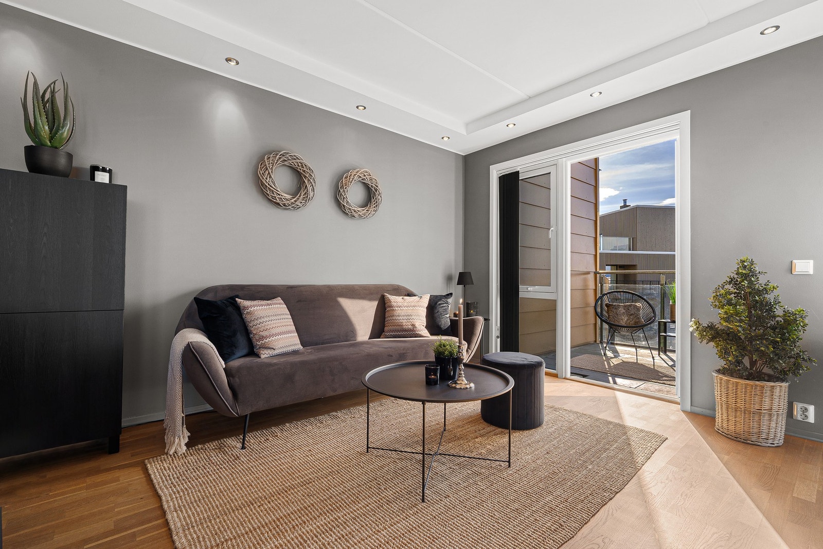 Mellom spisesonen og balkongen er det godt med plass til en komfortabel sofa med tilhørende møblement. Galleribilde