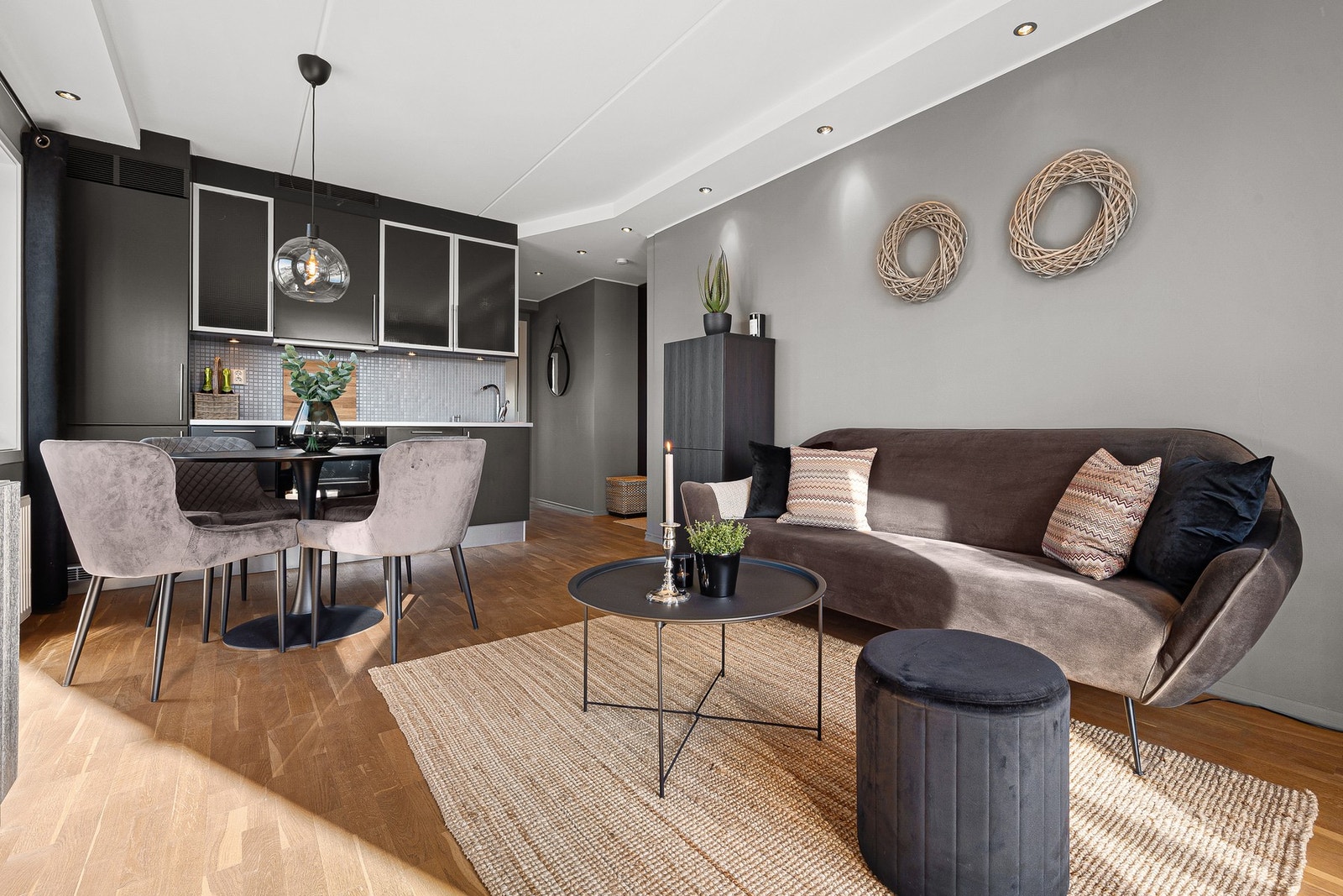 Legg merke til de elegante detaljene, som den innfelte spottkassen, som gir rommet et moderne og stilrent preg. Galleribilde