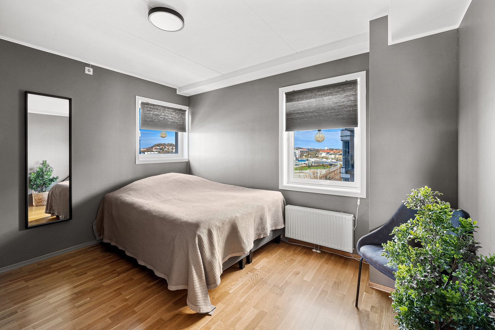 Stilfullt soverom, malt i tidsriktige og moderne farger som skaper en harmonisk og innbydende atmosfære. Galleribilde