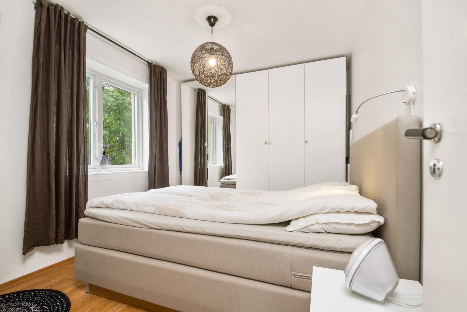 Romslig soverom med god plass til klesoppbevaring. Galleribilde