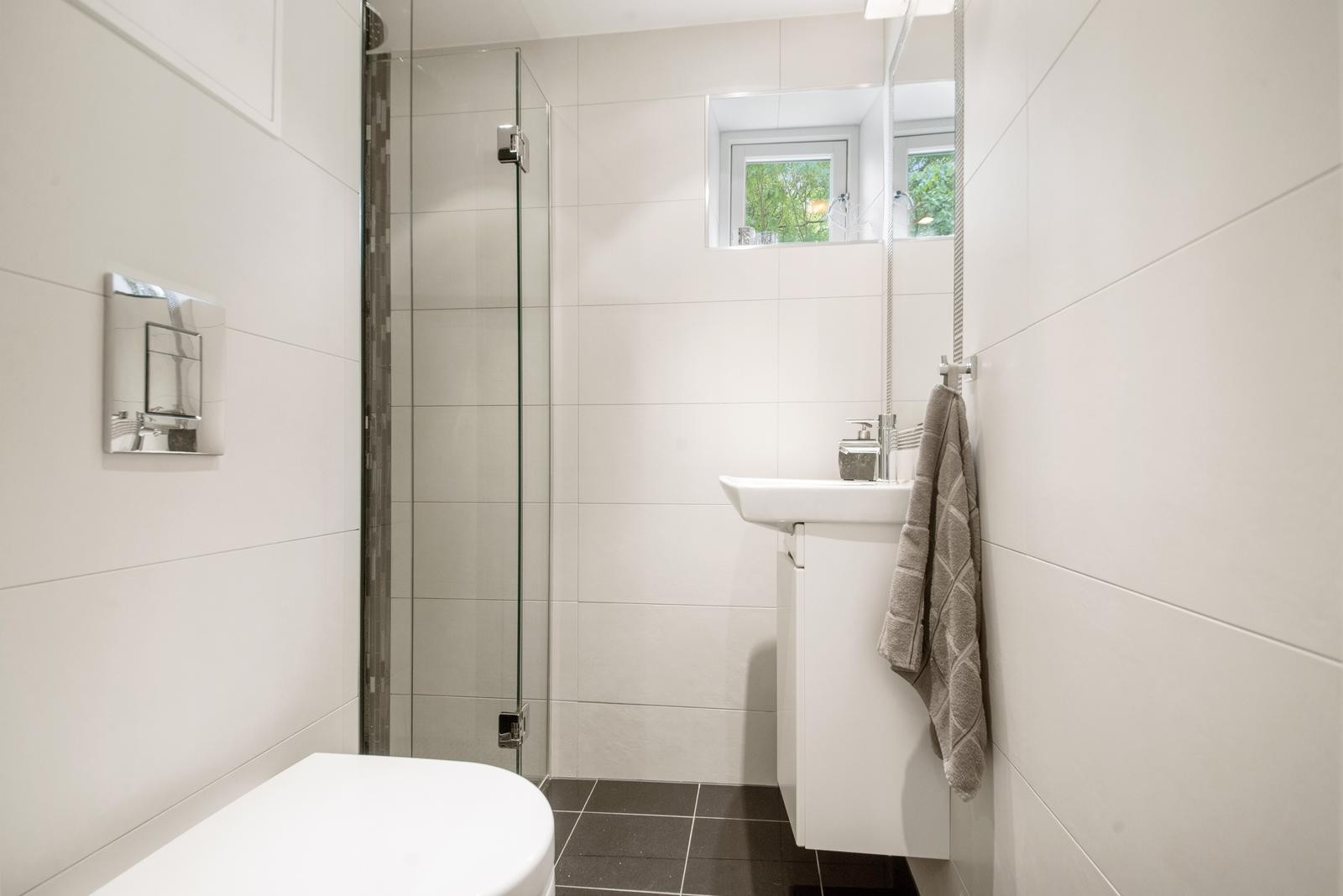 Lekkert bad. Disp.rom ved badet er innredet som kontor/vaskerom med vaskemaskin og tørketrommel. Galleribilde