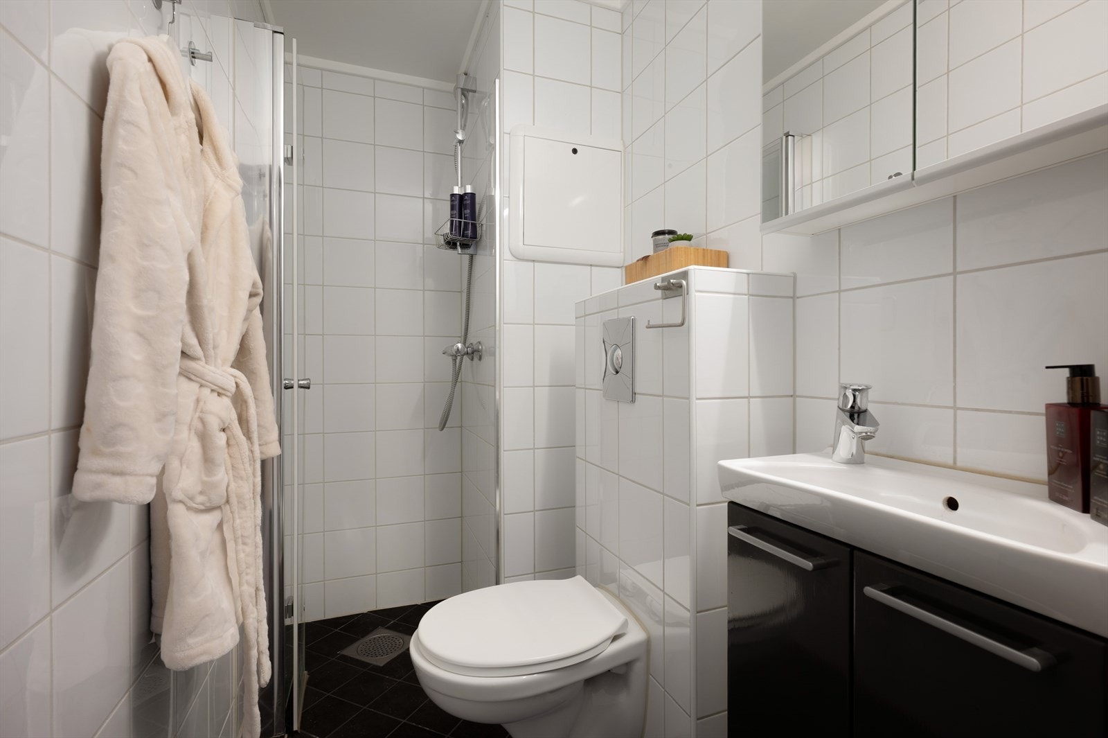 Det andre badet har dusjsone, vegghengt WC og varme i gulv. Galleribilde