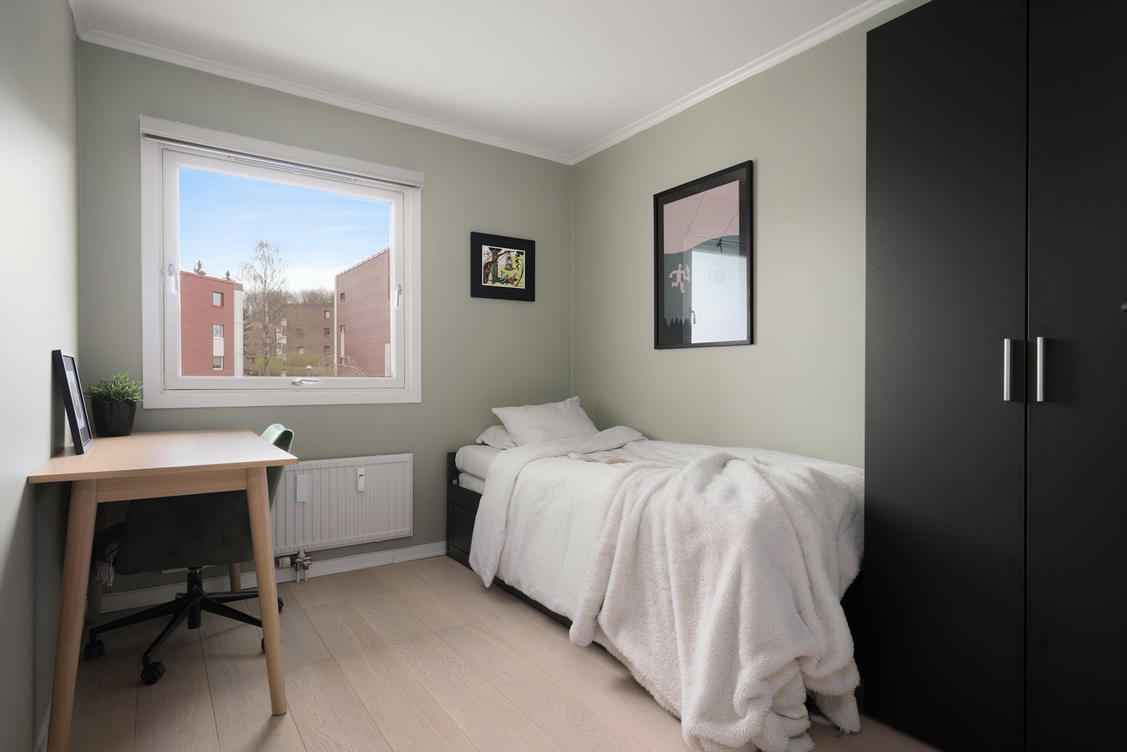 Det andre soverommet er også av god størrelse og passer til kontor, barnerom, gjestrom eller en kombinasjon. Galleribilde