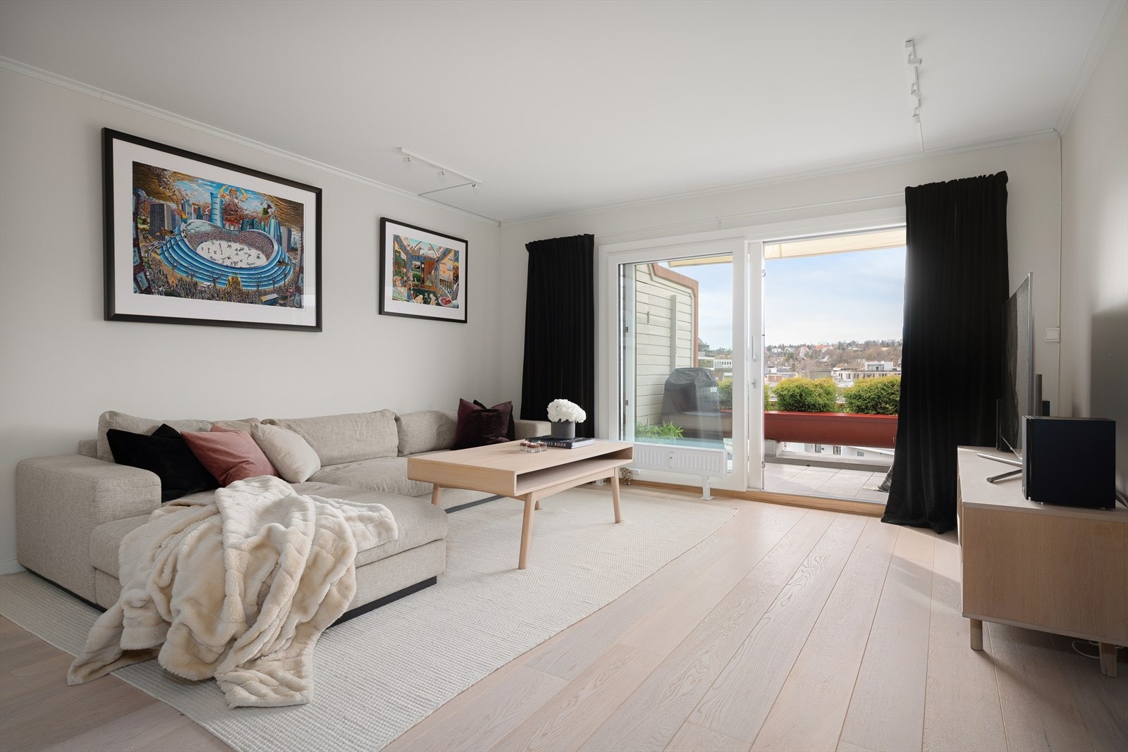 Sosial bolig med store oppholdsrom og soner - god plass til hele familien og/eller større selskap. Galleribilde