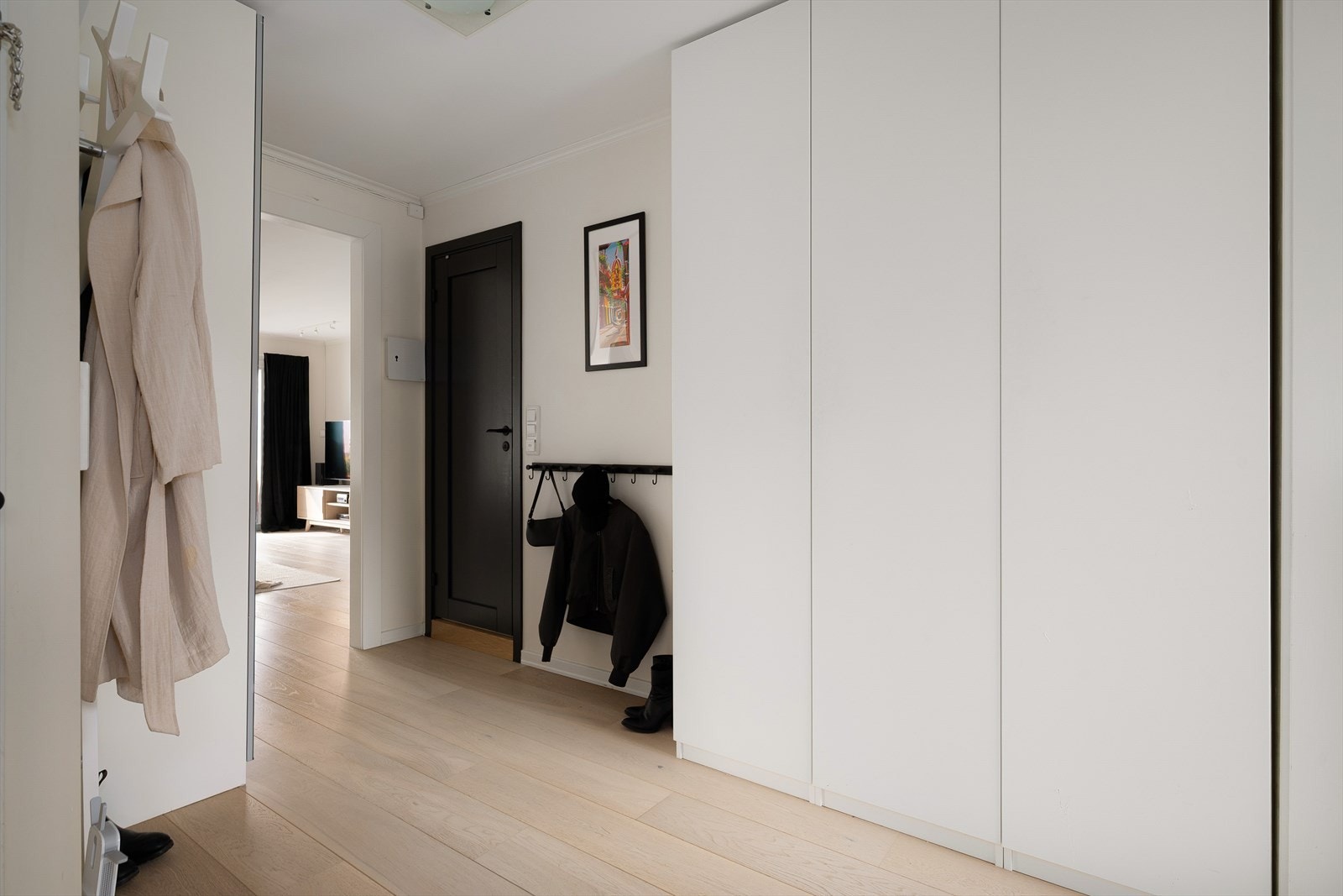 Gangen har god plass til oppbevaring i garderobeskap. Galleribilde