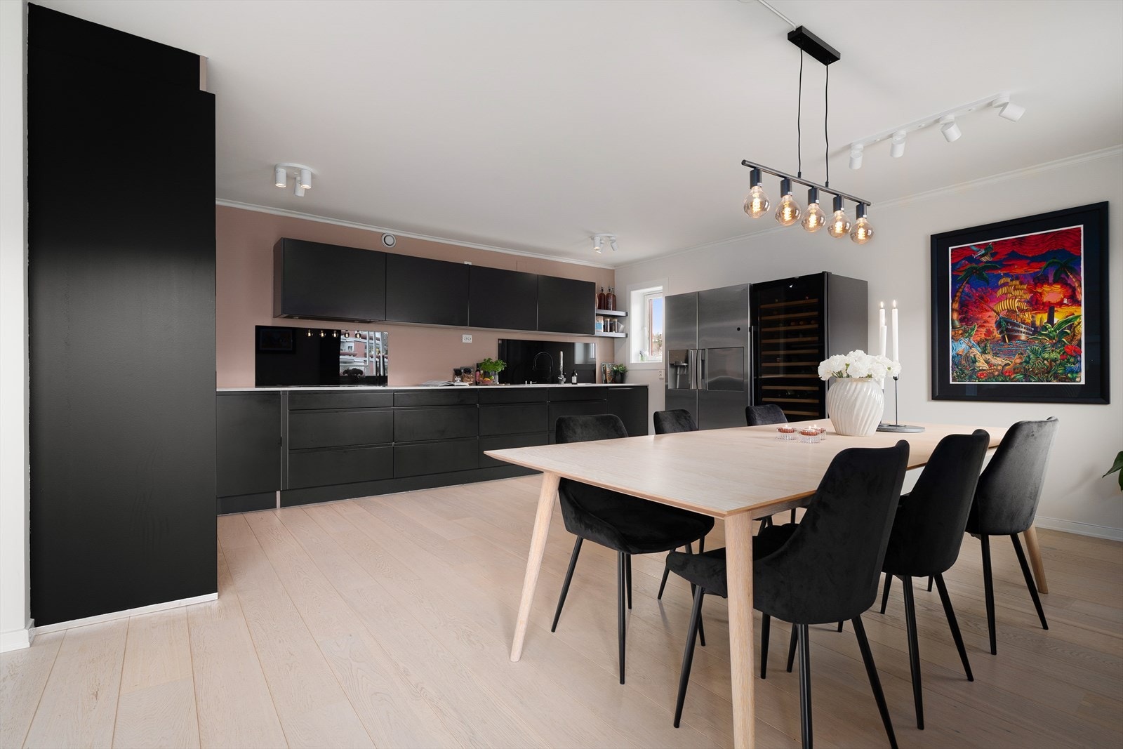 Kjøkkeninnredningen er fra Nolte og er innholdsrik og lekker. Galleribilde