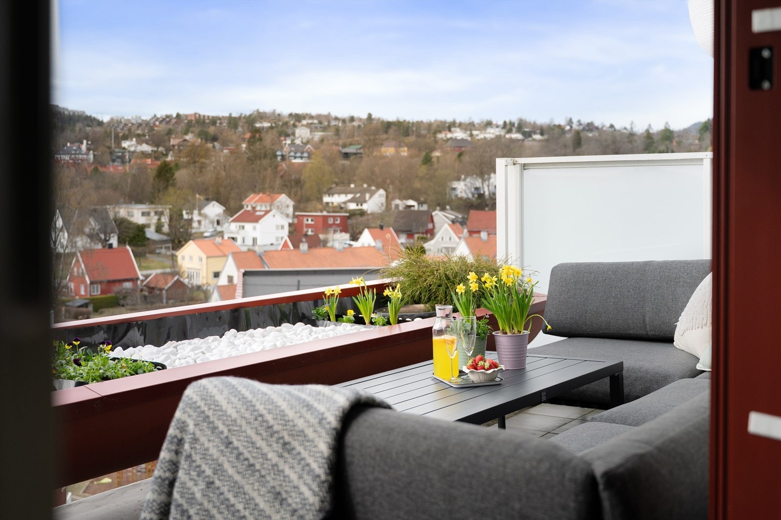 Fint og fritt utsyn mot fellesarealer og nabolaget. Galleribilde