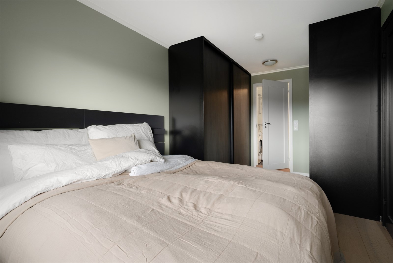 Svært godt med lagring i store skyvedørsgarderober. Galleribilde