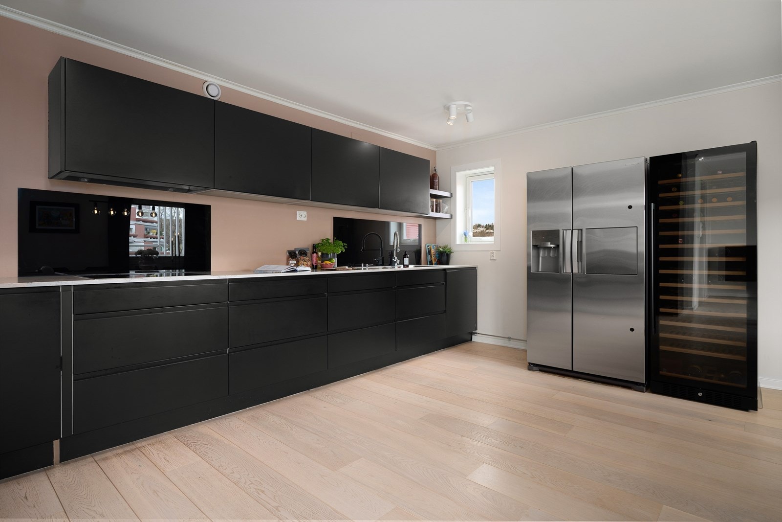 Størrelsen gjør det mulig for at flere personer kan stå for matlagingen. Galleribilde