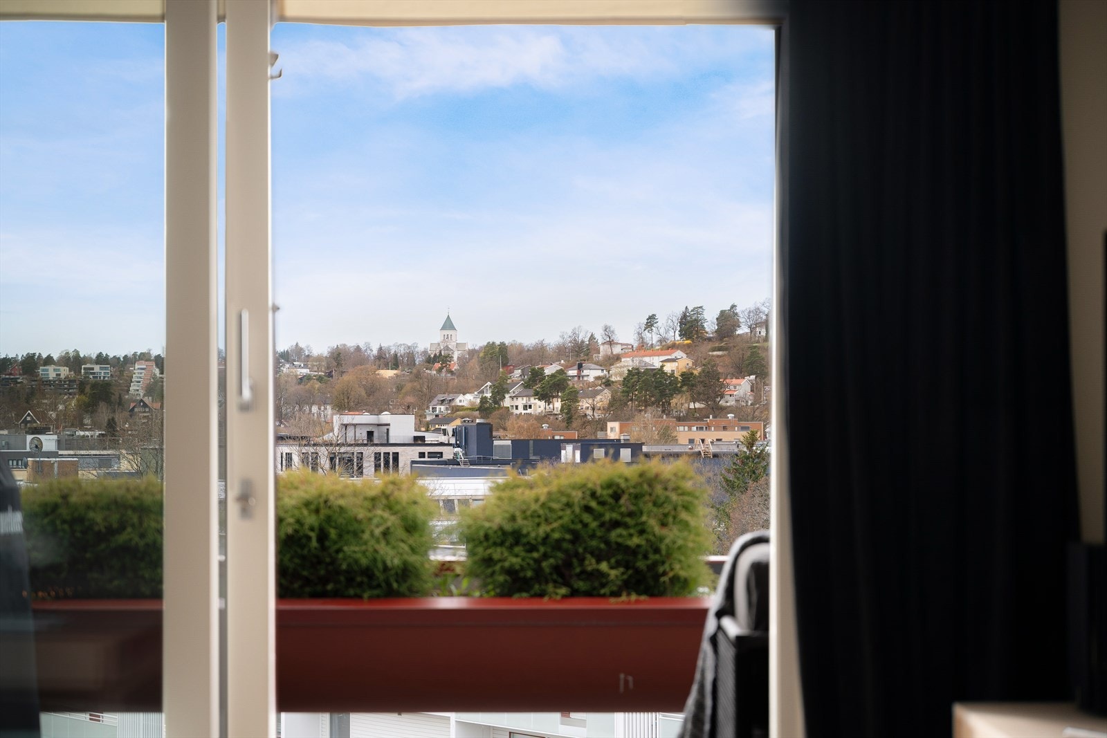 Meget attraktiv beliggenhet i veletablert boligområde på Skøyen, med nærhet til et bredt utvalg av servicefasiliteter, offentlig kommunikasjon og flotte rekreasjonsområder. Galleribilde