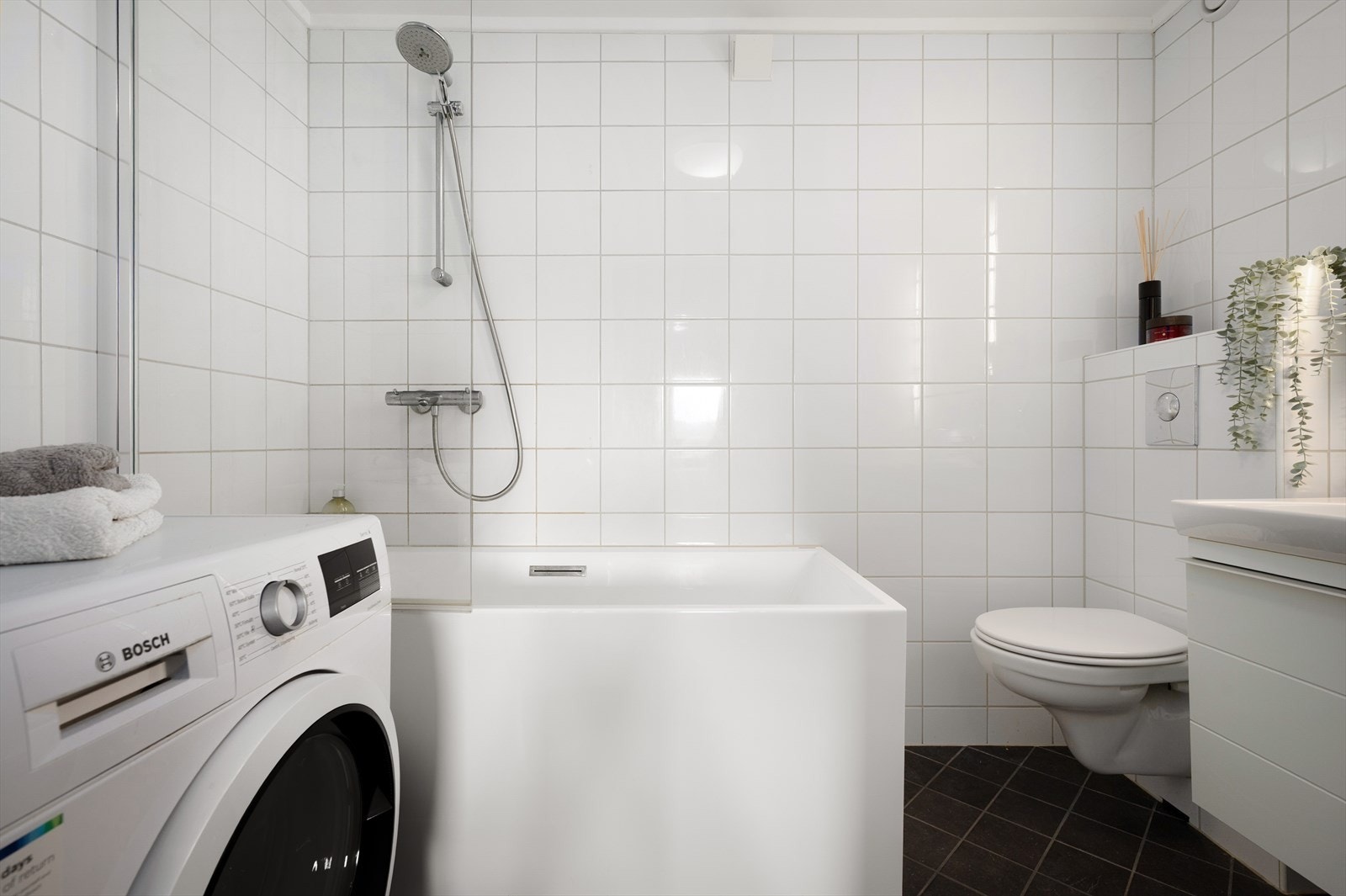 Hovedsoverommet har eget bad med opplegg for vaskemaskin, badekar og varme i gulv. Galleribilde