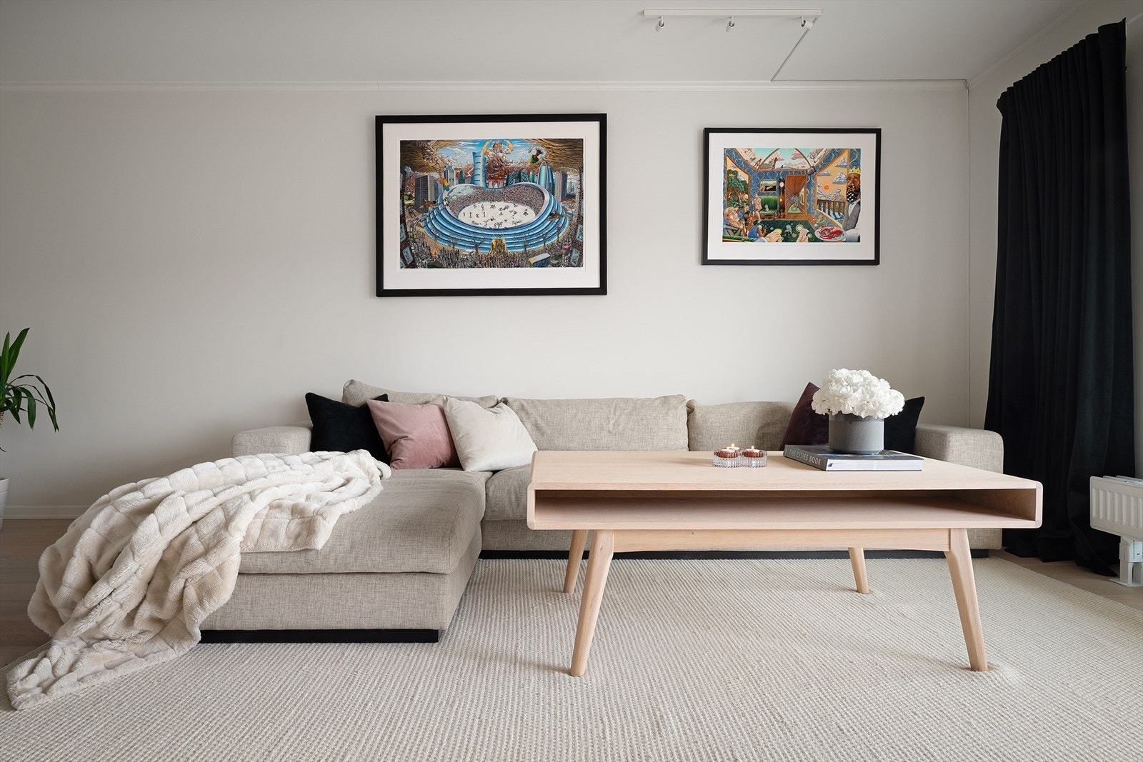 Stuen har god plass til romslig sofagruppe og alt som hører til. Galleribilde