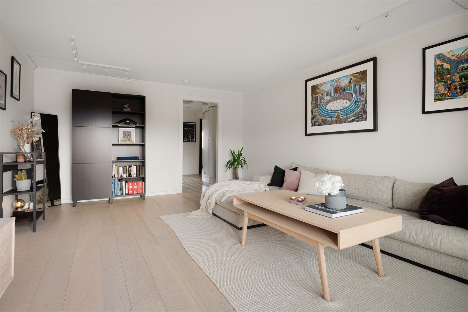 Rommets utforming gjør det mulig for flere møbleringsløsninger i flere soner. Galleribilde