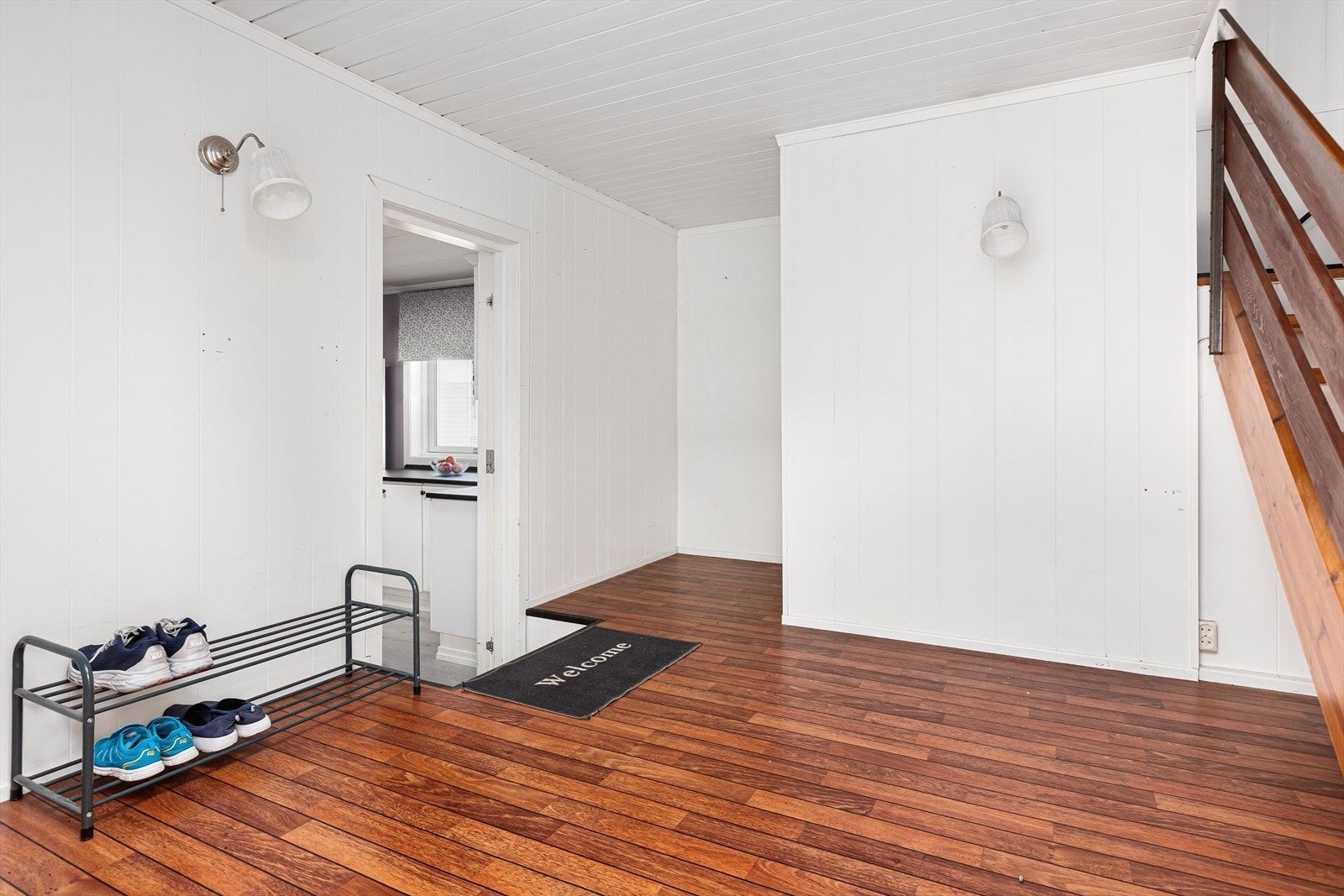 Romslig felles gang med adkomst til leilighet og trappegang ned til kjeller Galleribilde