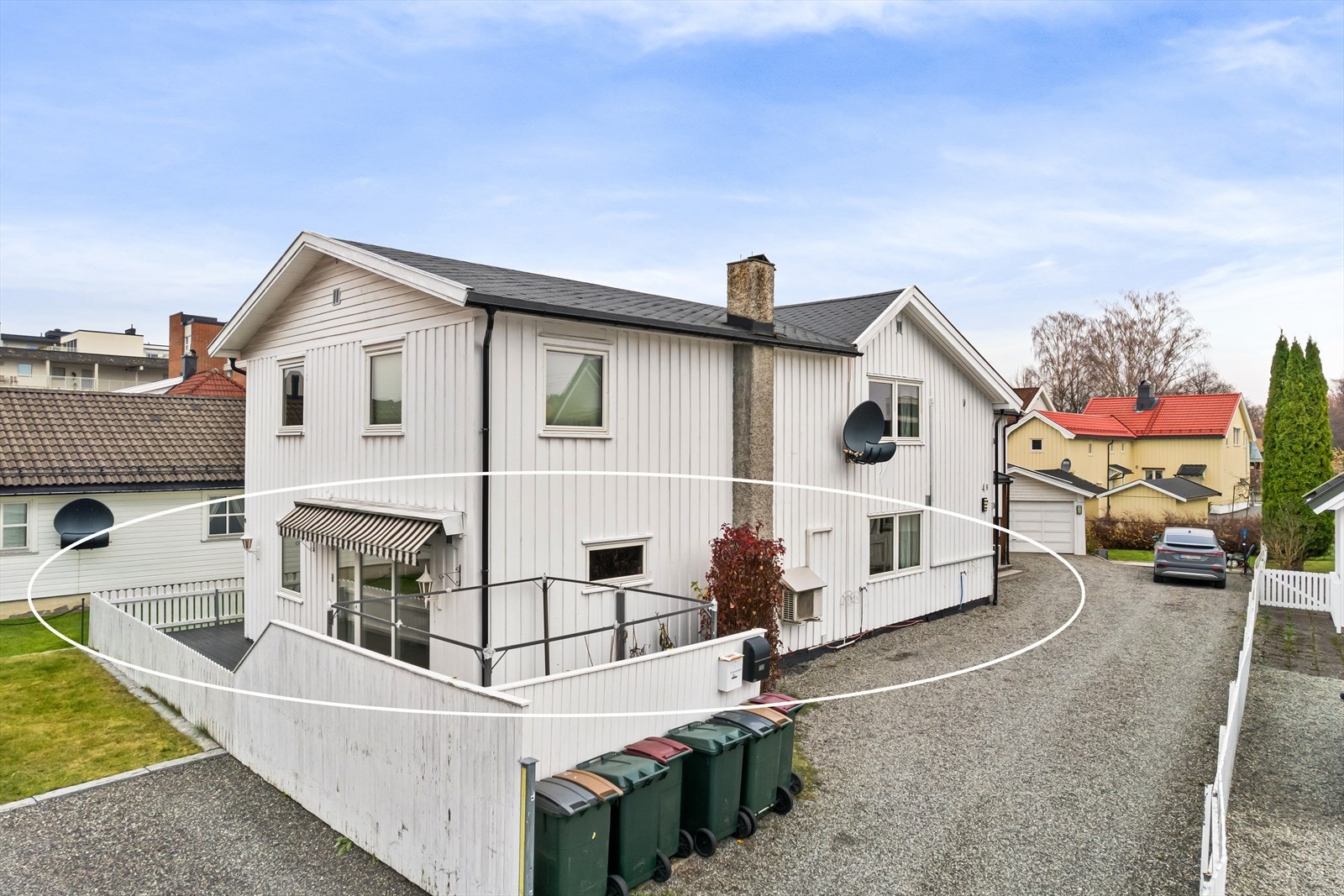 Eiendommen har gruset gårdsplass Galleribilde