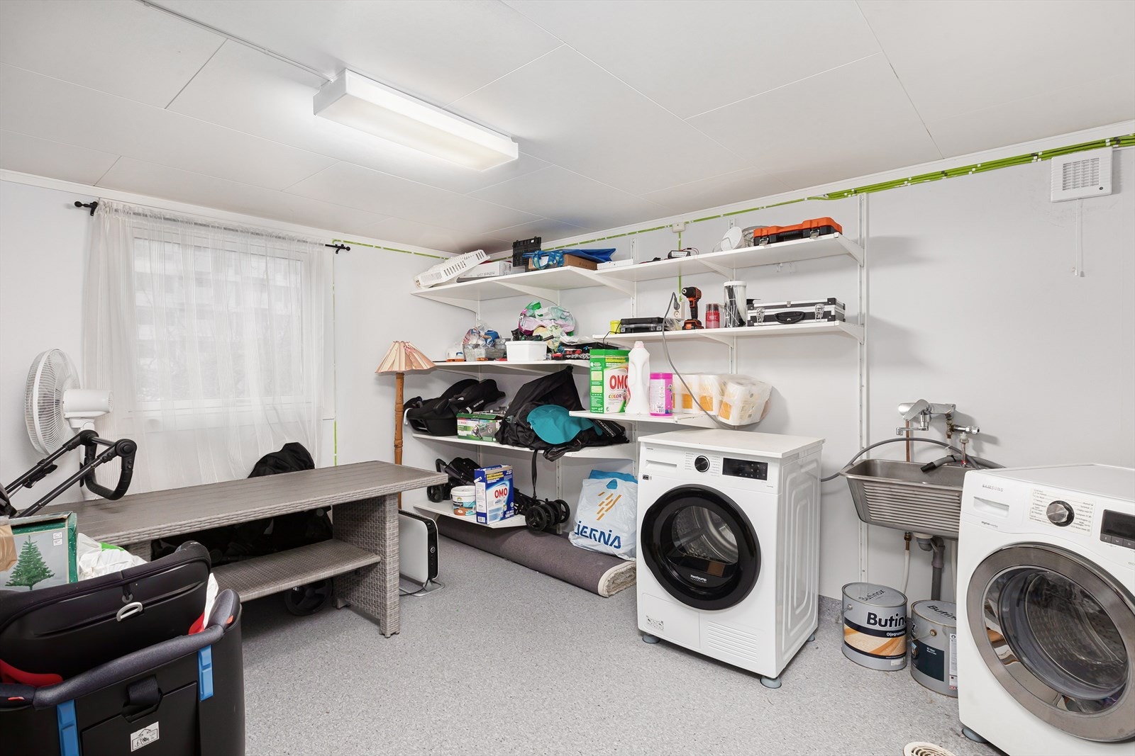 Vaskerom med rikt med lagringsplass Galleribilde