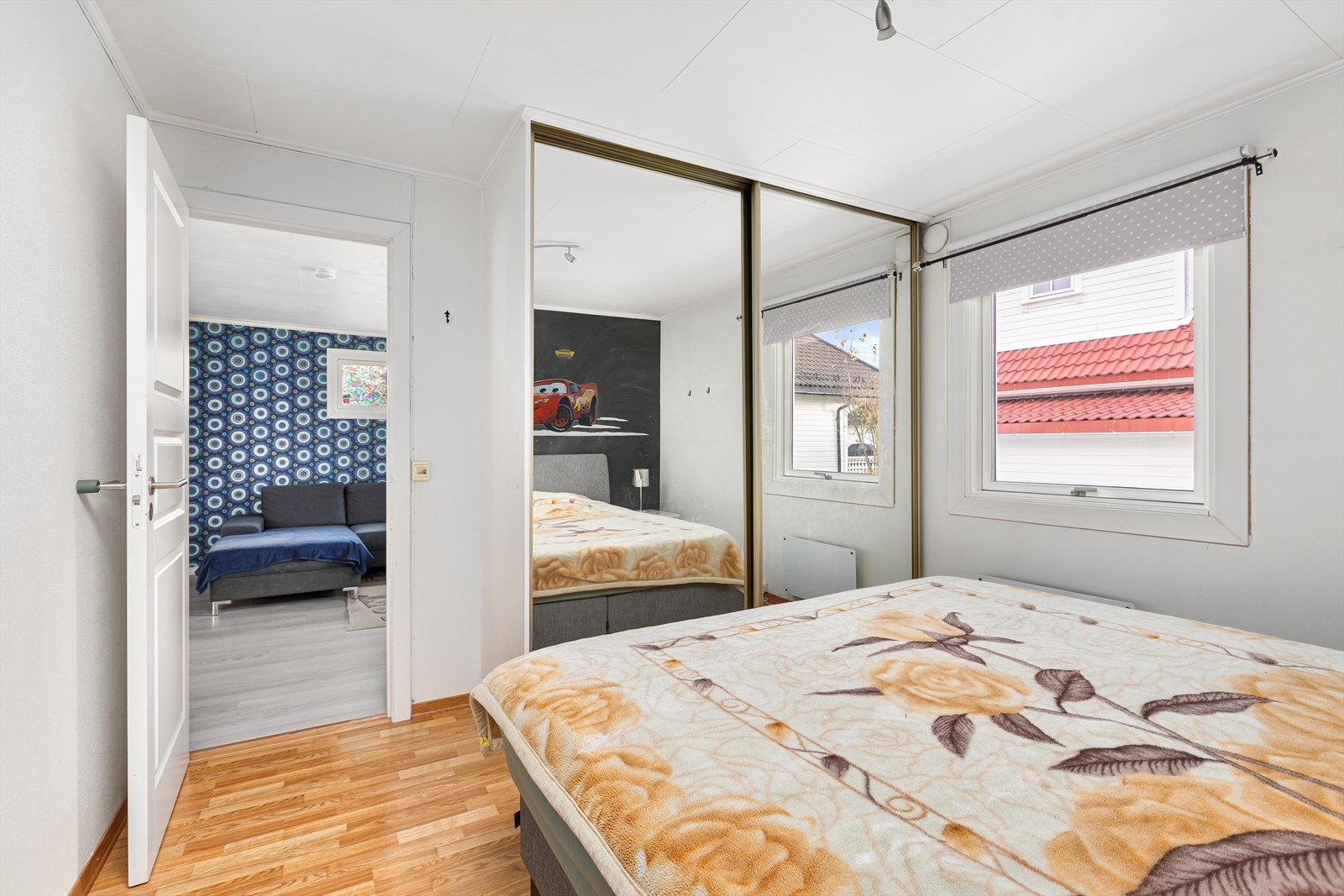 Leiligheten inneholder 3 soverom Galleribilde