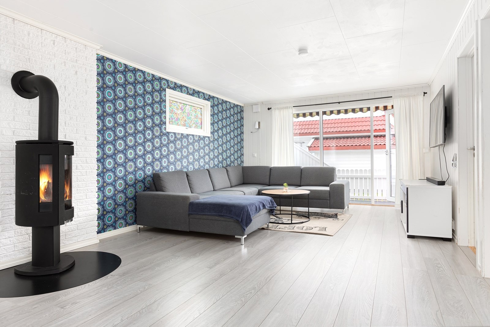 Stuen har god plass for sofa med tilhørende tv-møblement - samt er det utgang til terrasse Galleribilde