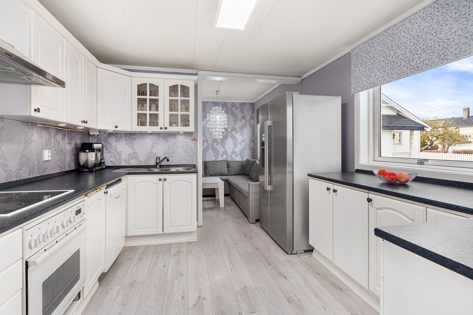 Romslig kjøkken med spisestue i tilknytning Galleribilde