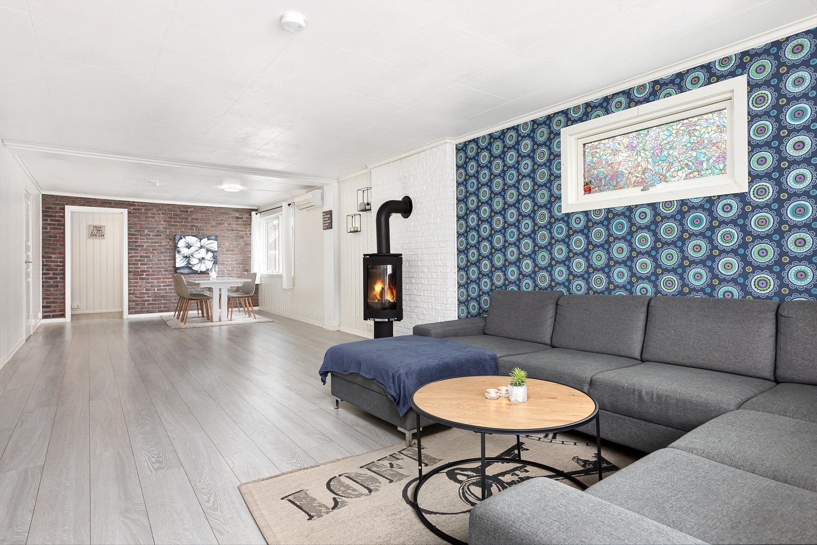 Romslig stue med flere møbleringsmuligheter Galleribilde