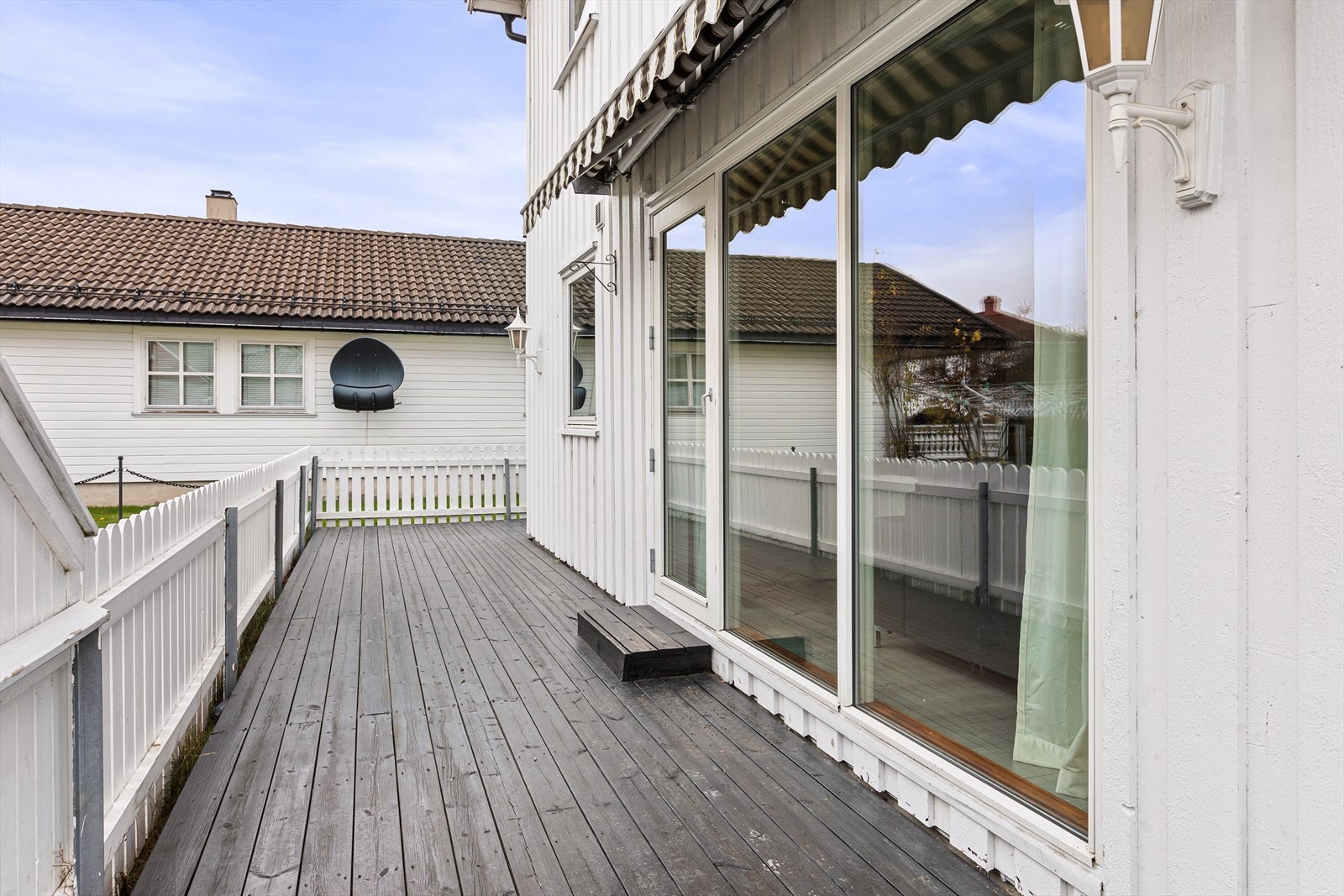 Terrassen har også markise for ekstra solskjerming Galleribilde