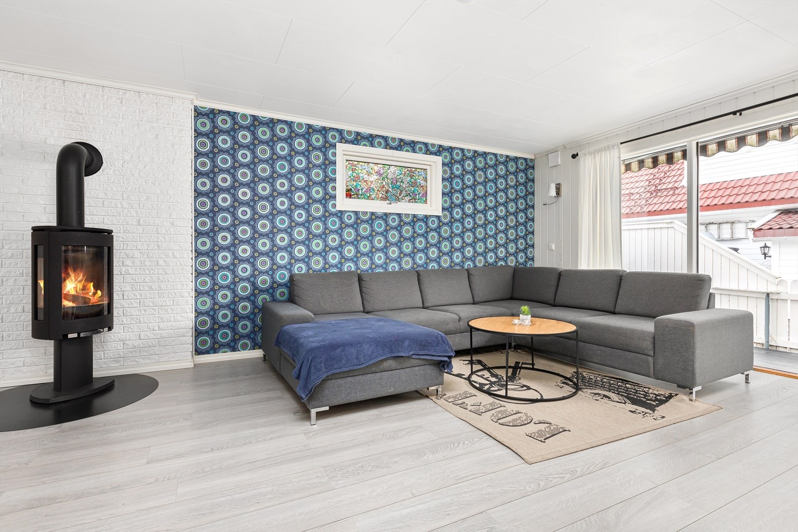 Stuen med peisovn og varmepumpe. Det gjøres oppmerksom på at ildsted i dag er innmeldt som "ikke i bruk" hos feiervesent, og ny kjøper må ta kontakt med feiervesenet før bruk for godkjennelse/tilsyn. Galleribilde