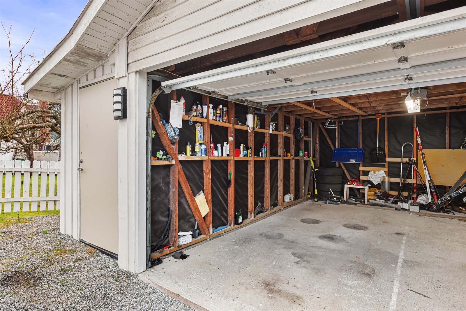 Boligen disponerer en halvpart av garasje, samt har man felles utebod med bla felles gressklipper Galleribilde